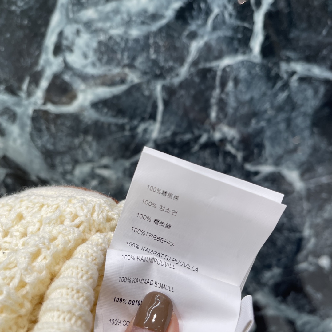 Miu 25秋冬新款 拉链撞色翻领针织开衫 通体镂空纹理➕领边延伸至前襟包边点缀撞色细节松弛不失时尚感丝