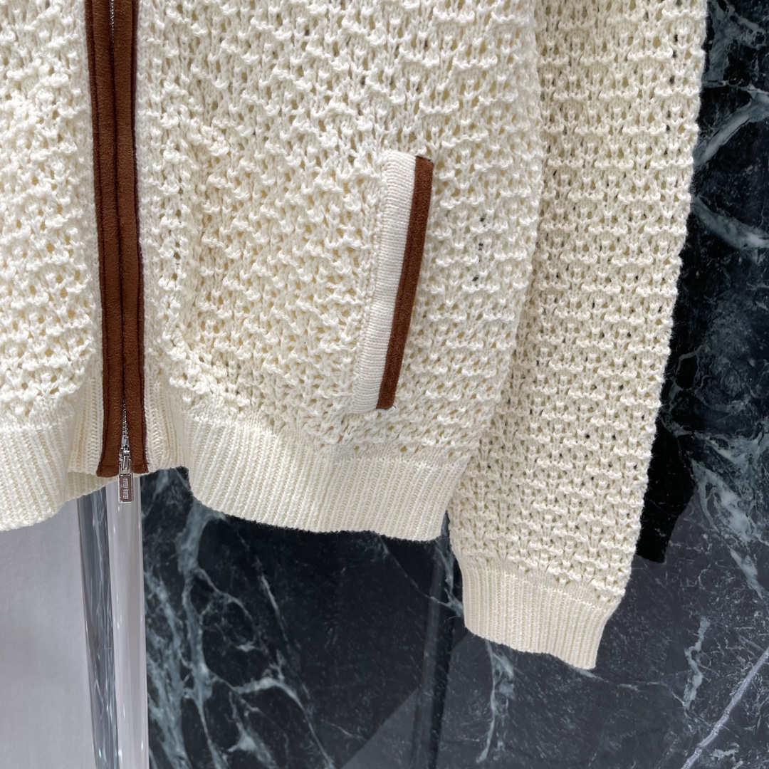 Miu 25秋冬新款 拉链撞色翻领针织开衫 通体镂空纹理➕领边延伸至前襟包边点缀撞色细节松弛不失时尚感丝