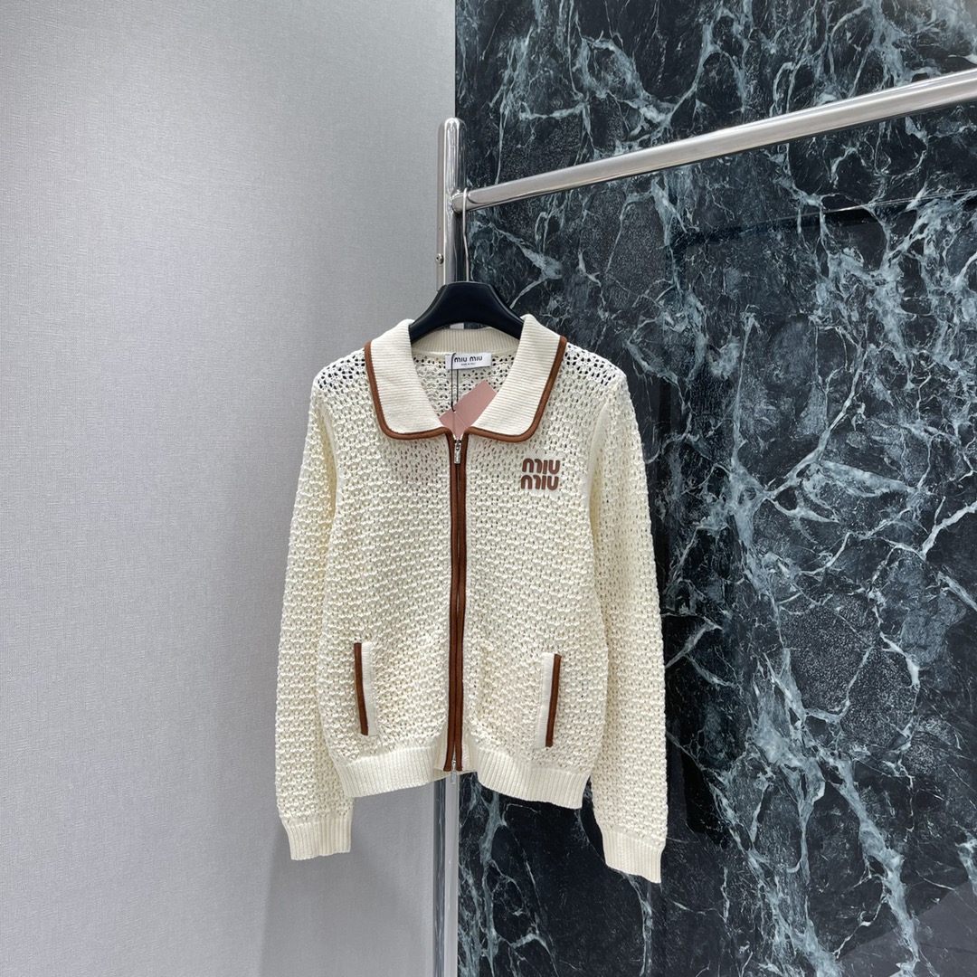 Miu 25秋冬新款 拉链撞色翻领针织开衫 通体镂空纹理➕领边延伸至前襟包边点缀撞色细节松弛不失时尚感丝