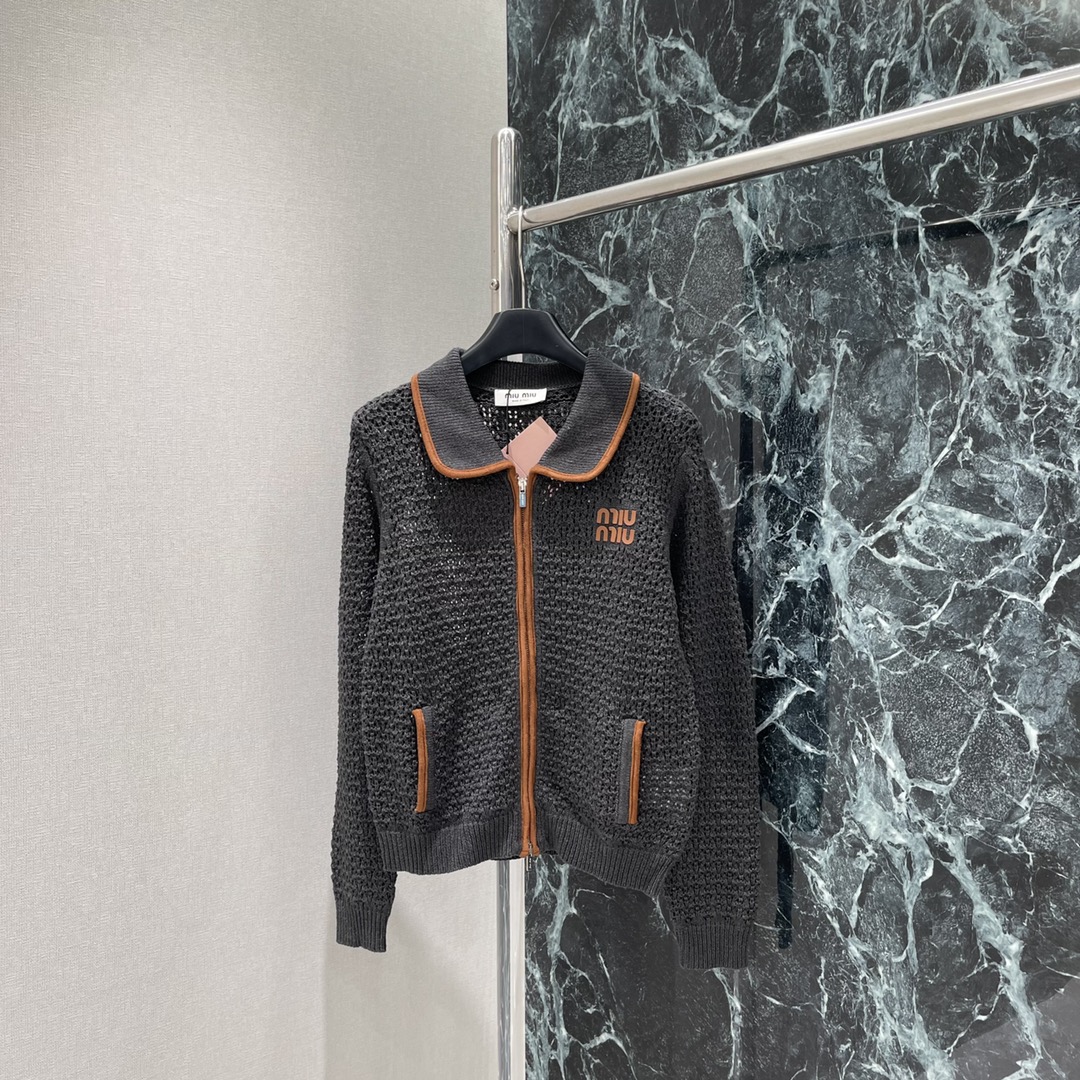 Miu 25秋冬新款 拉链撞色翻领针织开衫 通体镂空纹理➕领边延伸至前襟包边点缀撞色细节松弛不失时尚感丝