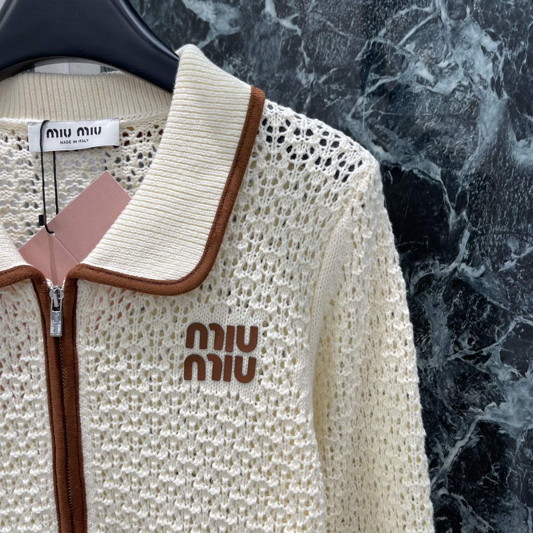 Miu 25秋冬新款 拉链撞色翻领针织开衫 通体镂空纹理➕领边延伸至前襟包边点缀撞色细节松弛不失时尚感丝