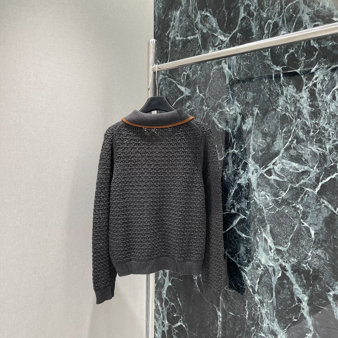 Miu 25秋冬新款 拉链撞色翻领针织开衫 通体镂空纹理➕领边延伸至前襟包边点缀撞色细节松弛不失时尚感丝