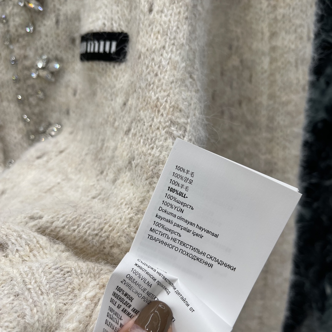 Miu 25秋冬新款 钉钻针织开衫 重工钉钻点缀成衣 蕾丝花边点缀温柔气质打造显瘦时髦穿搭胸口字母徽标装