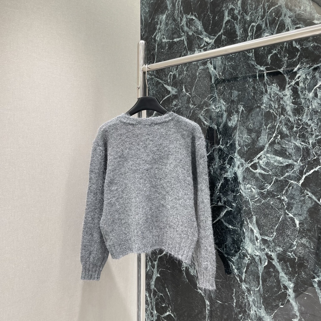 Miu 25秋冬新款 钉钻针织开衫 重工钉钻点缀成衣 蕾丝花边点缀温柔气质打造显瘦时髦穿搭胸口字母徽标装