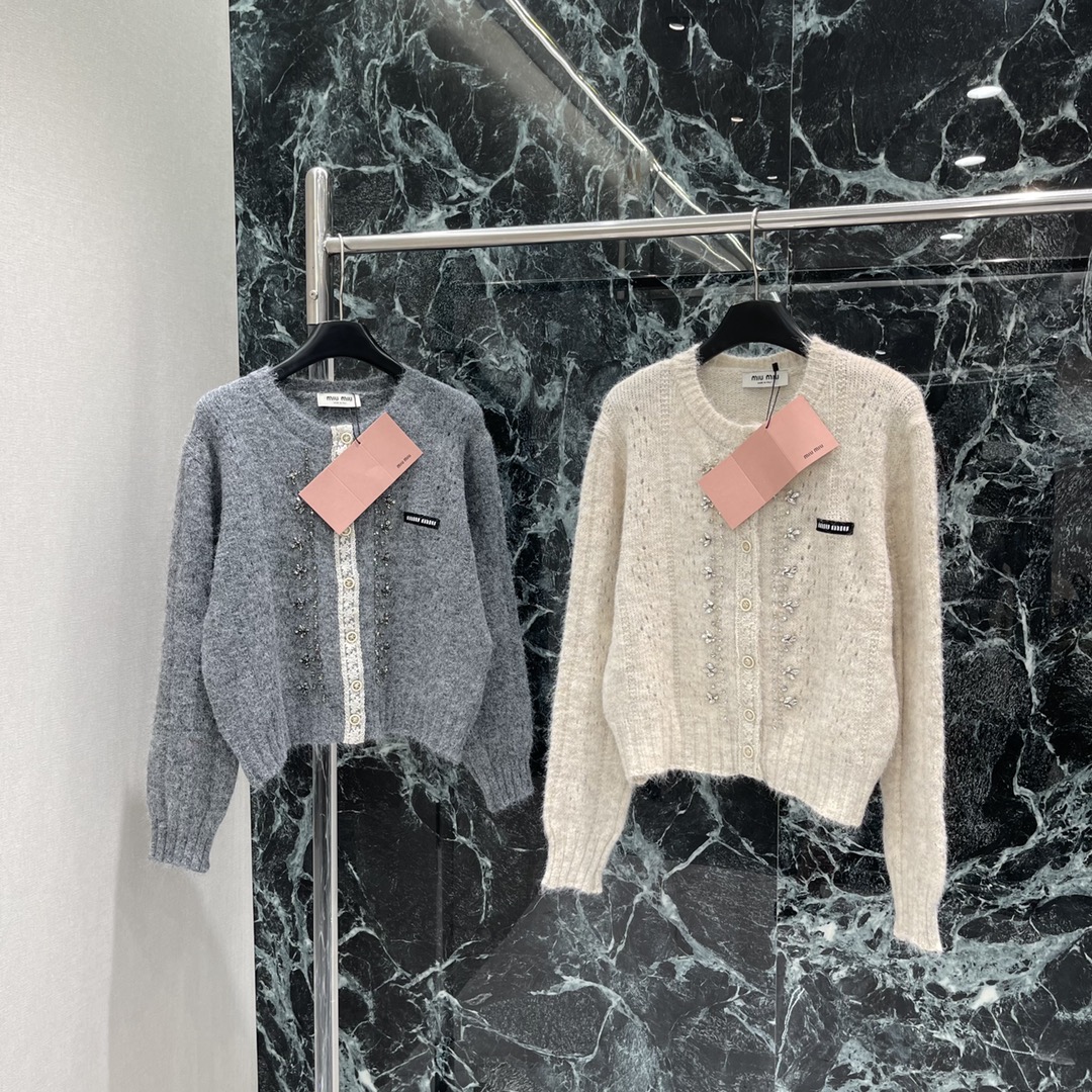 Miu 25秋冬新款 钉钻针织开衫 重工钉钻点缀成衣 蕾丝花边点缀温柔气质打造显瘦时髦穿搭胸口字母徽标装