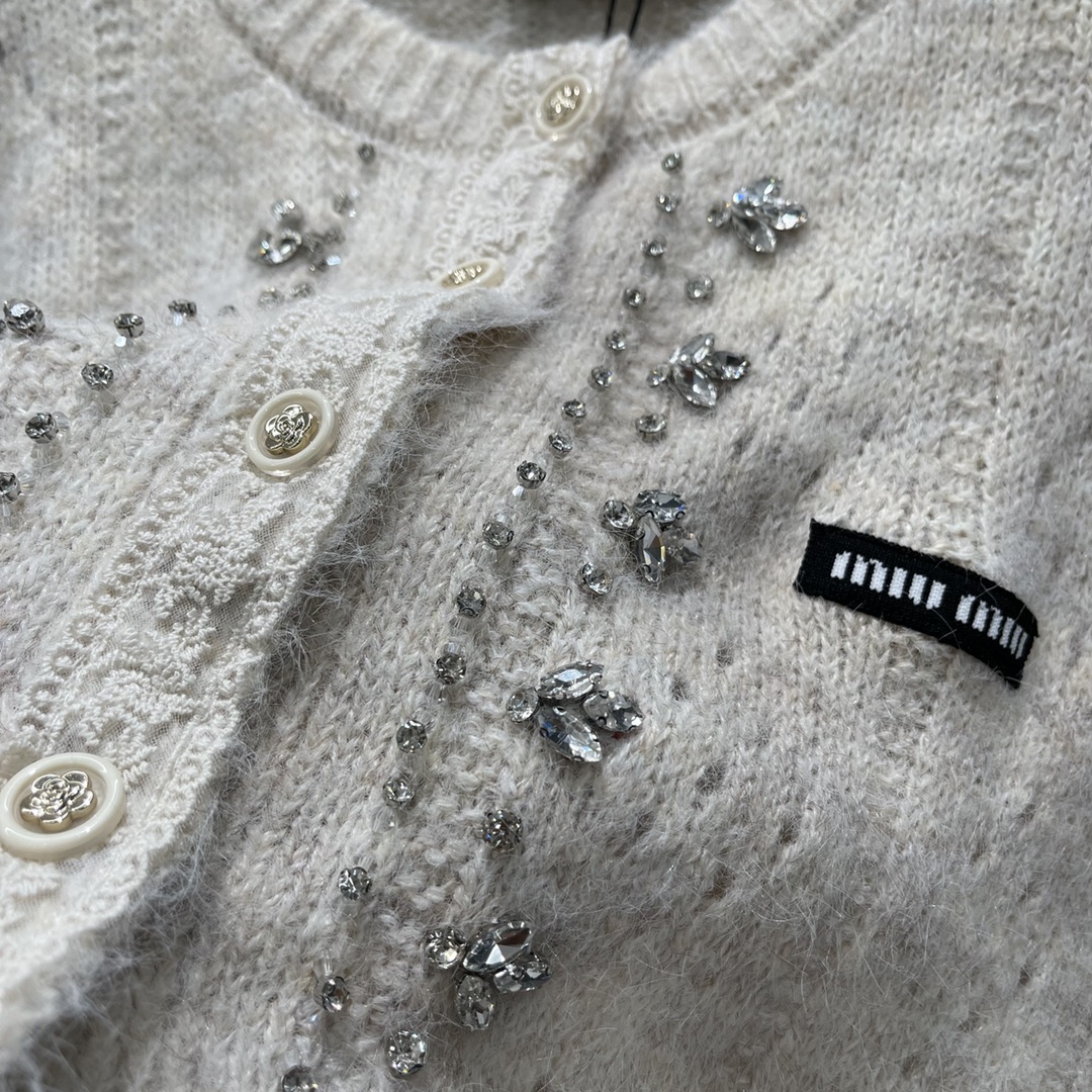 Miu 25秋冬新款 钉钻针织开衫 重工钉钻点缀成衣 蕾丝花边点缀温柔气质打造显瘦时髦穿搭胸口字母徽标装
