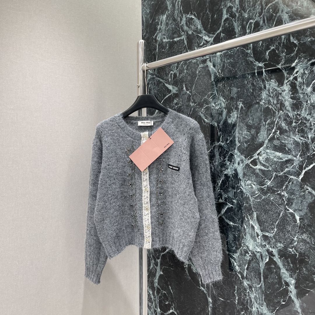 Miu 25秋冬新款 钉钻针织开衫 重工钉钻点缀成衣 蕾丝花边点缀温柔气质打造显瘦时髦穿搭胸口字母徽标装