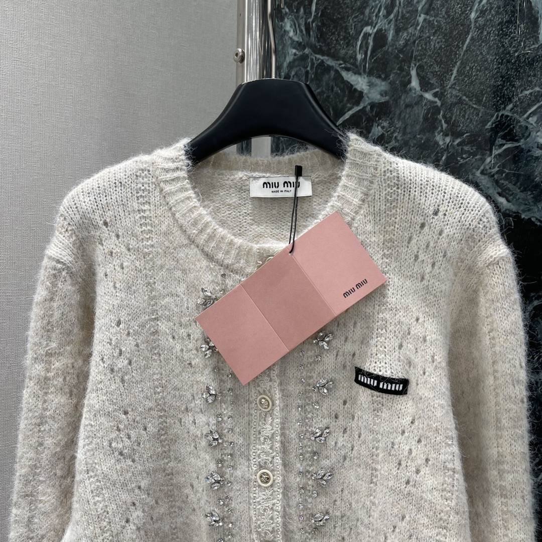 Miu 25秋冬新款 钉钻针织开衫 重工钉钻点缀成衣 蕾丝花边点缀温柔气质打造显瘦时髦穿搭胸口字母徽标装