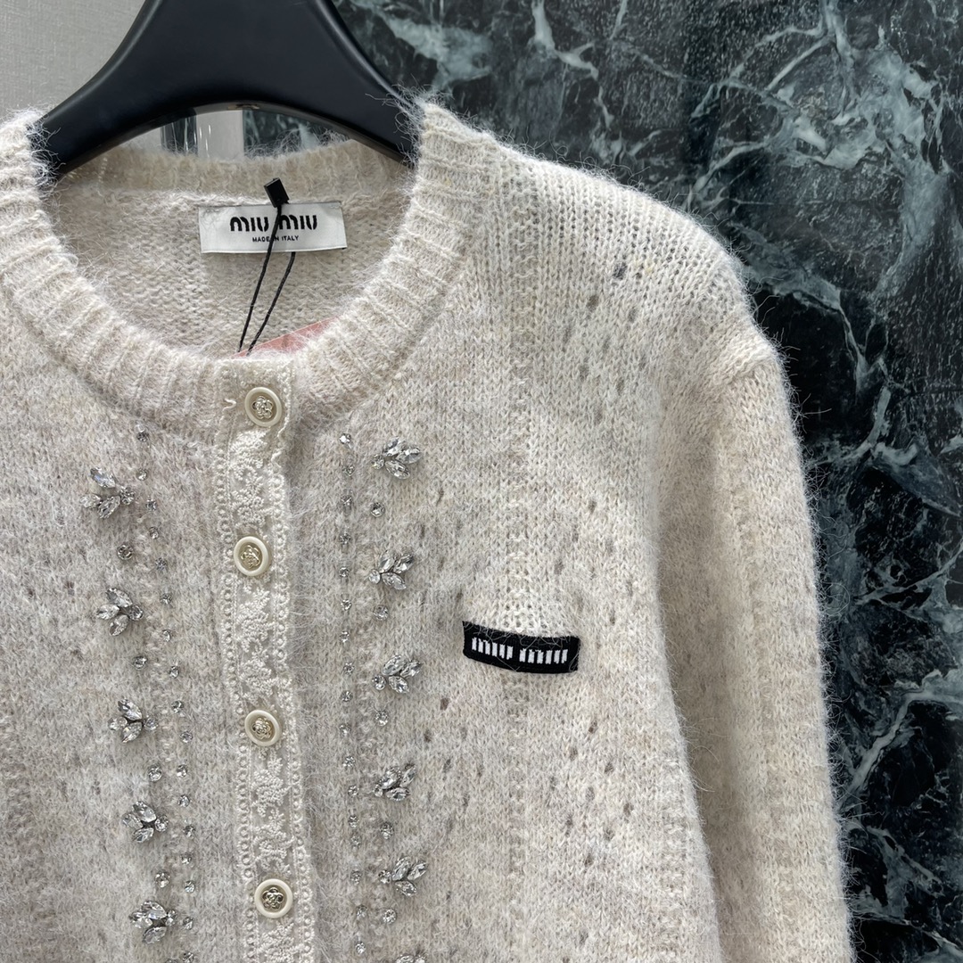 Miu 25秋冬新款 钉钻针织开衫 重工钉钻点缀成衣 蕾丝花边点缀温柔气质打造显瘦时髦穿搭胸口字母徽标装