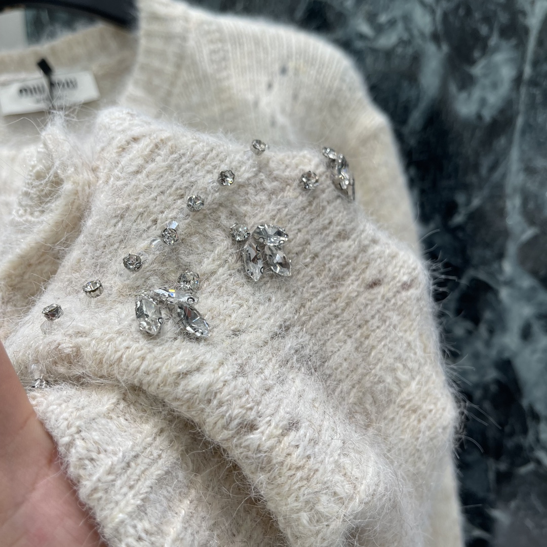 Miu 25秋冬新款 钉钻针织开衫 重工钉钻点缀成衣 蕾丝花边点缀温柔气质打造显瘦时髦穿搭胸口字母徽标装