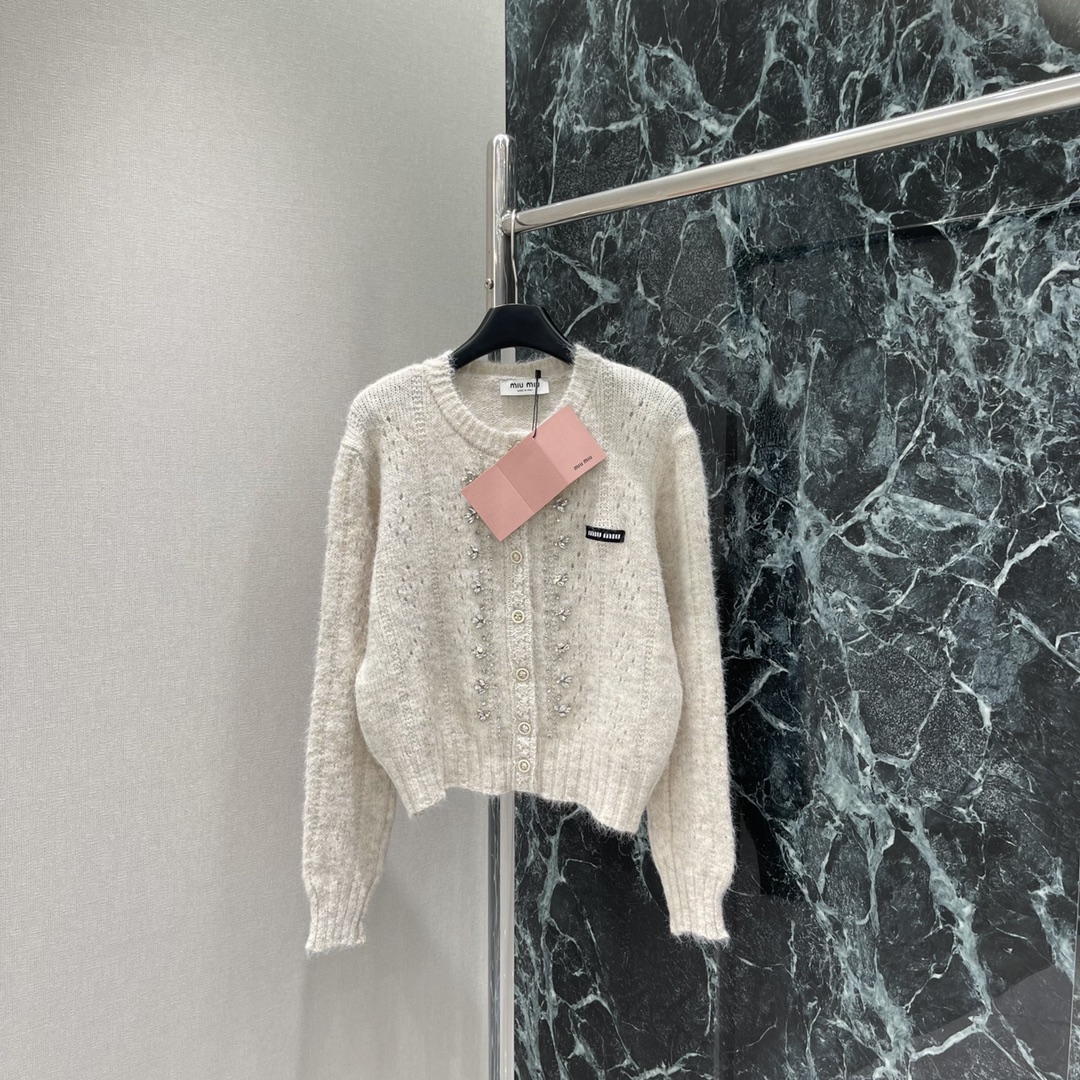 Miu 25秋冬新款 钉钻针织开衫 重工钉钻点缀成衣 蕾丝花边点缀温柔气质打造显瘦时髦穿搭胸口字母徽标装