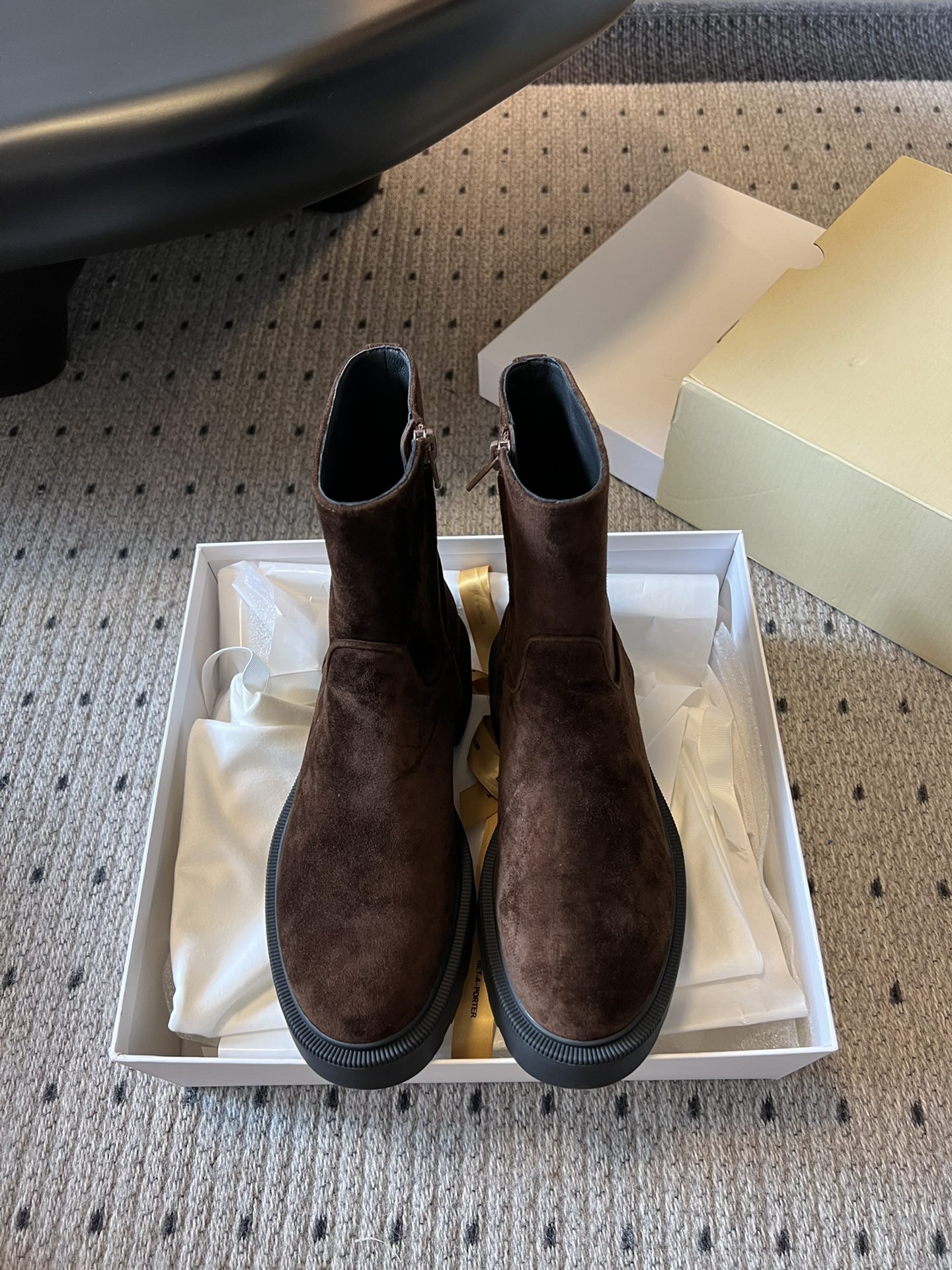 NO:487864,The row leather French retro square head is minimalist and versatile flat bottom thick-soled Chelsea short boots. It is really the most comfortable style I have ever worn in history, so soft!  The socks must take it away. It has a high-end and simple feeling, in fact, in addition to being beautiful, its comfort is really easy to wear so hard that it is reluctant to take it off!  Match with jeans, suit pants, skirts are not inconsistent, imported calfskin, mixed-bred sheepskin, sole TPU outsole, Size35-40 (40 customization, no return or replacement), boots, boots, skirts, jeans, business suit, cowhide, sheepskin19860909莞产 The row真皮法式复古方头极简百搭平底厚底切尔西短靴脚 真的是史上我穿过最最舒服的款式太柔软啦！磨脚星人一定要收了它 有一丢高级又简约的感觉其实除了好看以外它的舒适度真的是好穿到舍不得脱下来啦！搭配牛仔裤 西装裤 半身裙都毫无违和感 面料进口小牛皮 内里混种羊皮 鞋底TPU大底 Size35-40（40定制不退不换）,靴子,boots,skirts,jeans,business suit,cowhide,sheepskin,Women's Shoes