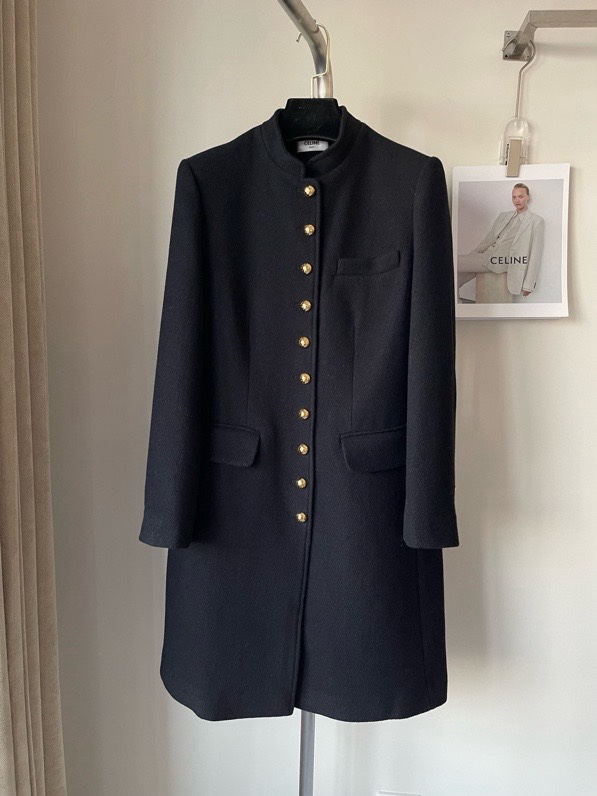 NO:544485,The newest wool coat with dust bag CELIN* is very good in wool material. Comfortable and warm, classic Arc de Triomphe metal buckle design. Medium-length style. Length near the knee. Not to be picked. A very beautiful style. SML, celine, alexander wang19860909配防尘袋CELIN*新款羊毛大衣羊毛材质质感超好 舒适保暖经典的凯旋门金属扣设计 中长款 膝盖附近长度 不挑人穿 版型非常好看的一款 SML,,celine,alexander wang,Women's clothing