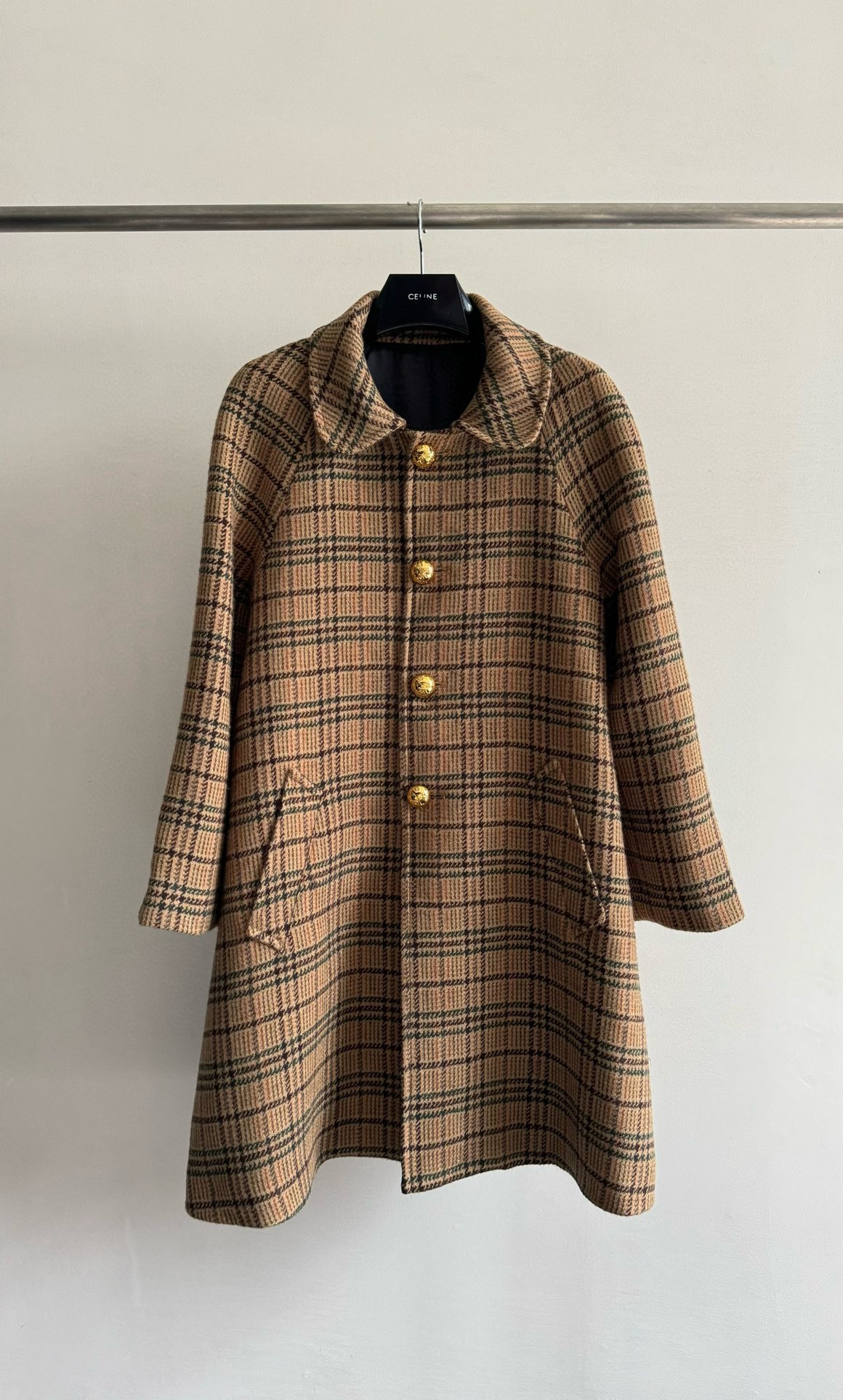 NO:533915,With dust bag celin* new French plaid doll collar wool coat coat with Autumn and Winter, developed by YB, exquisite heavy industry Arc de Triomphe metal buckle design, mid-length A-style tailoring, the upper body is very age-reducing, it looks like a little male priest, suitable for a variety of styles at a glance, both British college style and elegant temperament. This coat is definitely an essential item in the closet this winter, full of retro feel, and the low saturation color scheme expresses the warmth to the fullest. SML, celine, jackets & coats, alexander wang19860909配防尘袋celin*秋冬新款法式格纹娃娃领羊毛大衣外套 采用YB开发精致重工凯旋门金属扣设计 中长款A版型剪裁 上身非常减龄 像极了小公举 适合多种风格一眼就入目 既有英伦学院风又不失优雅气质 这款大衣绝对是今年冬天衣橱里必不可少的一件单品,复古感拉满,低饱和度的配色将温暖表达的淋漓尽致 SML,,celine,jackets & coats,alexander wang,Women's clothing