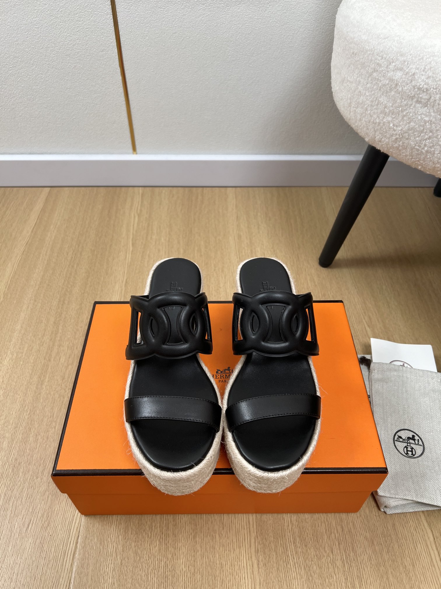 NO:490492,HERMES | 2025 HH's 2025 autumn and winter new products, the counter focuses on the latest popular straw-woven thick-soled slipper series, upper, specific calfskin surface, inner, imported mixed-bred sheepskin, outsole, original imported genuine leather outsole, heel height 8cm/front water platform height 4cm, size 35-41 (40.41 custom made without return and exchange), slippers, hermes, hermes, slippers, espadrilles, cowhide, sheepskin, Leather soles19860909HERMES 爱马仕| 2025 H家2025秋冬新品 专柜主打最新爆款草编厚底拖鞋系列 鞋面 特定小牛皮面 内里 进口混种羊皮 大底 原版进口真皮大底 跟高 8cm/前水台高4cm 码数 35-41（40.41定制不退换）,拖鞋,hermes,hermes,slippers,espadrilles,cowhide,sheepskin,Leather soles,Women's Shoes