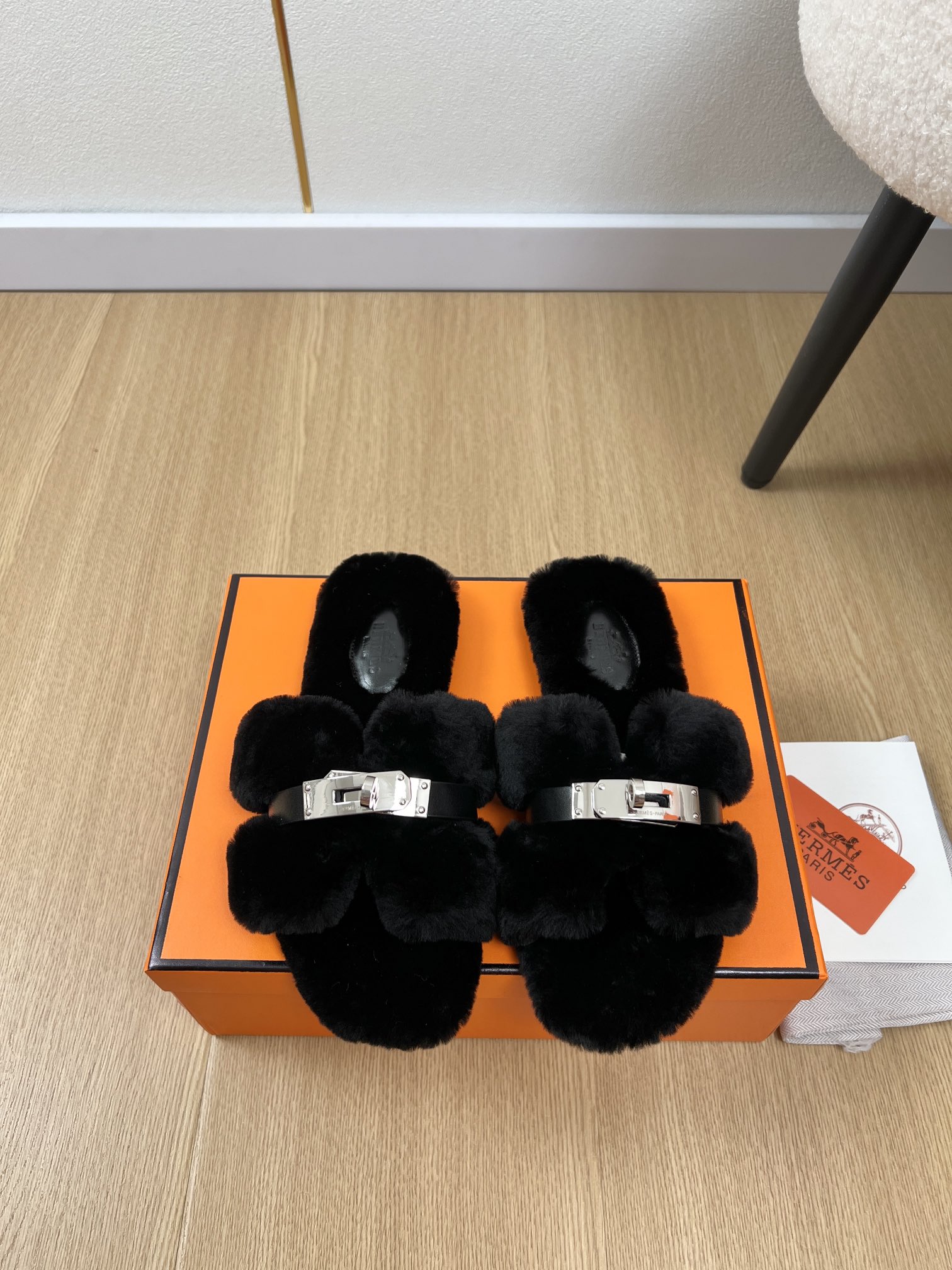 NO:490477,HERMES | 2025 H Home 2025 Autumn and Winter Latest Wool H Slippers Series Classic Fabrics This year, all the fabrics are A+ fur integrated sheep cake straight fur, furry. Cute, cloud-like feel, barefoot or paired with socks, they are all fashionable and fashionable. Super cute. I really need versatile slippers in summer. They look good no matter how you match them, and the casual and high-end feel is also great. It is fashionable and fashionable. Super beautiful and versatile. Imported sheep cake straight fur, outsole, Italian imported leather soles. Size 35-42 (40.41.42 customized). Note: 4310, fur shoes and slippers, hermes, hermes, slippers, Leather soles, socks19860909HERMES爱马仕| 2025 H家2025秋冬最新款毛毛H拖鞋系列 经典款今年面料均选用A+皮毛一体羊糕毛直毛,毛茸茸的 敲可爱的,踩云脚感,光脚或者搭配个袜子穿,都时髦的不行哦超可爱 夏天真的太需要百搭拖鞋了,怎么搭配都好看,随意且高级的感觉舒适度也很棒,搭配各种彩色袜子,潮爆了 超好看百搭 鞋面进口羊糕毛直毛 大底意大利进口真皮大底 码数35-42（40.41.42定制） 注另可定制4310,毛毛鞋拖鞋,hermes,hermes,slippers,Leather soles,socks,Women's Shoes