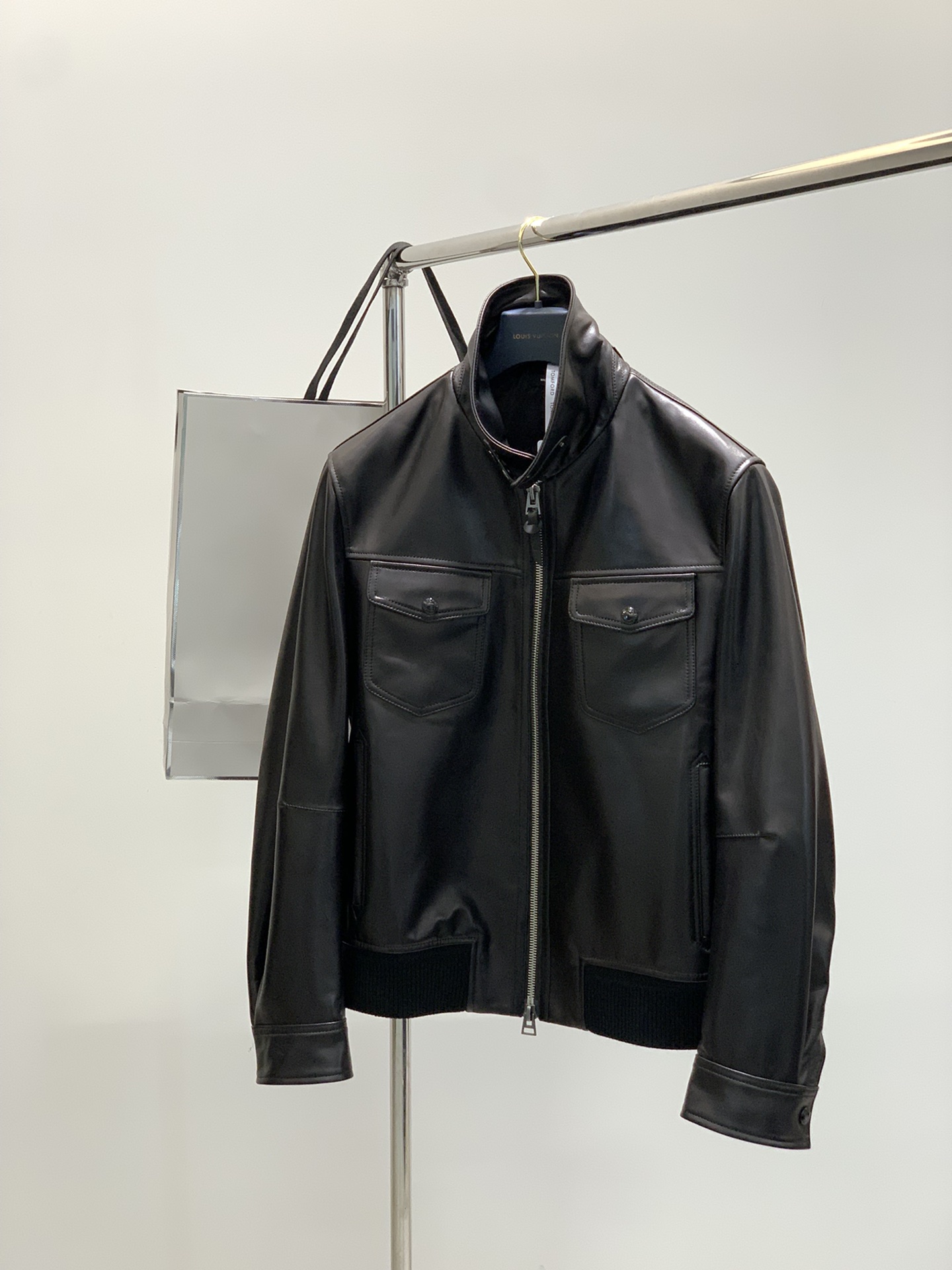 NO:528979,Genuine genuine leather series continues to be launched. Tom Ford Men's Napa leather shirt jacket Whether it is leather material selection or craftsmanship details, it continues the brand's consistent high luxury standards. Original genuine leather. Non-market currency, full-packaged counter-level packaging, imported lambskin, tanned by Napa craft. This leather material is taken from young lambs, with fine and soft fibers, and extremely smooth feel. The Napa craft can maintain the natural pores of the leather while making the surface more delicate and shiny, both light and flexible, and have good wear resistance. When worn, it can be close to the body lines, showing a sense of luxury and extremely high comfort. The whole leather jacket is cut with the whole sheepskin to avoid the uneven feeling caused by unnecessary splicing; the leather surface is hand-polished and protected by light coating to maintain natural texture and have both antioxidant effects. Napa pattern treatment  The leather surface shows low-key and delicate natural patterns, and has a smooth and luster under different lights. Precision sewing process. Double-line locking edges are used at the edges, which not only reinforces the structure but also keeps the lines simple and neat. Customized Tom Ford's latest original custom mold opening hardware zippers and snaps, matte silver texture, low-key but highly recognizable. Each process requires hand-finished handmade by experienced craftsmen to ensure the leather jacket is crisp and detailed. Number 46-56,,,tom ford, jackets & coats,shirts,leather jacket, sheepskin,alexander wang19860909正版真皮系列 持续上新 . Tom Ford 男士纳帕纹皮革衬衫夹克 无论是皮料选择还是工艺细节,都延续了品牌一贯的高奢标准. 真皮原厂. 非市面通货 专柜级全套包装 进口小羊皮打造,采用 纳帕工艺鞣制.这种皮料取自幼龄羔羊,纤维细密柔软,手感极其顺滑.纳帕工艺能在保持皮质天然毛孔的同时,让表面更细腻光泽,既有轻盈的柔韧性,又兼具良好的耐磨度.穿着时能紧贴身体线条,展现奢华感和极高的舒适度. 整件皮衣采用 整张羊皮拼裁,避免多余拼接带来的不平整感；皮面经过 手工打磨与轻薄涂层保护,保持自然纹理并兼具抗氧化效果. 纳帕纹处理 皮面展现出低调细腻的自然纹路,不同光线下呈现油润光泽. 精密缝制工艺 边缘处采用双线锁边,既加固结构又保持线条简洁利落. 定制 Tom Ford 最新原版定制开模五金拉链与按扣,哑光银色质感,低调却极具辨识度. 每一道工序都需经验丰富的工匠手工完成,保证皮衣挺括廓形和细节精度. 码数46-56,,,tom ford,jackets & coats,shirts,leather jacket,sheepskin,alexander wang,Men's clothing