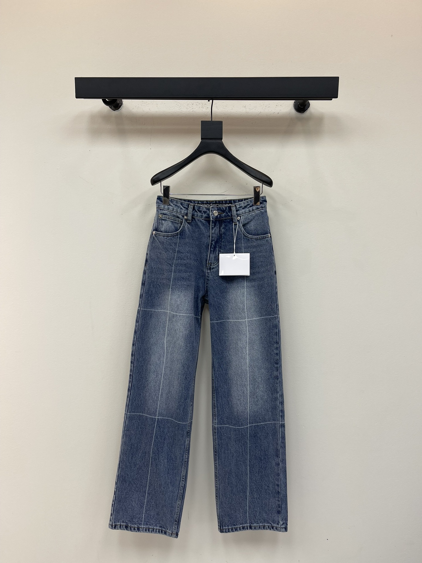 NO:501223,Alexanderwan* King 25 new folded straight jeans official website, made of pure cotton fabric, soft and comfortable, not soft, crisp and stylish, back waist leather brand design, full of fine details, simple and fashionable!  Overall loose straight style, whoever wears it will make you look slim. A versatile item, not picky about people~ A must-have for fashionable girl~ SML, alexander wang, jeans, alexander wang19860909Alexanderwan*大王25新款折痕直筒牛仔裤 官网款 采用纯棉面料 柔软舒适 不会软榻,挺括有型 后腰皮牌设计 精细细节满满,简洁时尚！ 整体版型宽松直筒 谁穿谁显瘦 百搭单品,不挑人穿～ 时髦girl必备~ SML,,alexander wang,jeans,alexander wang,Women's clothing