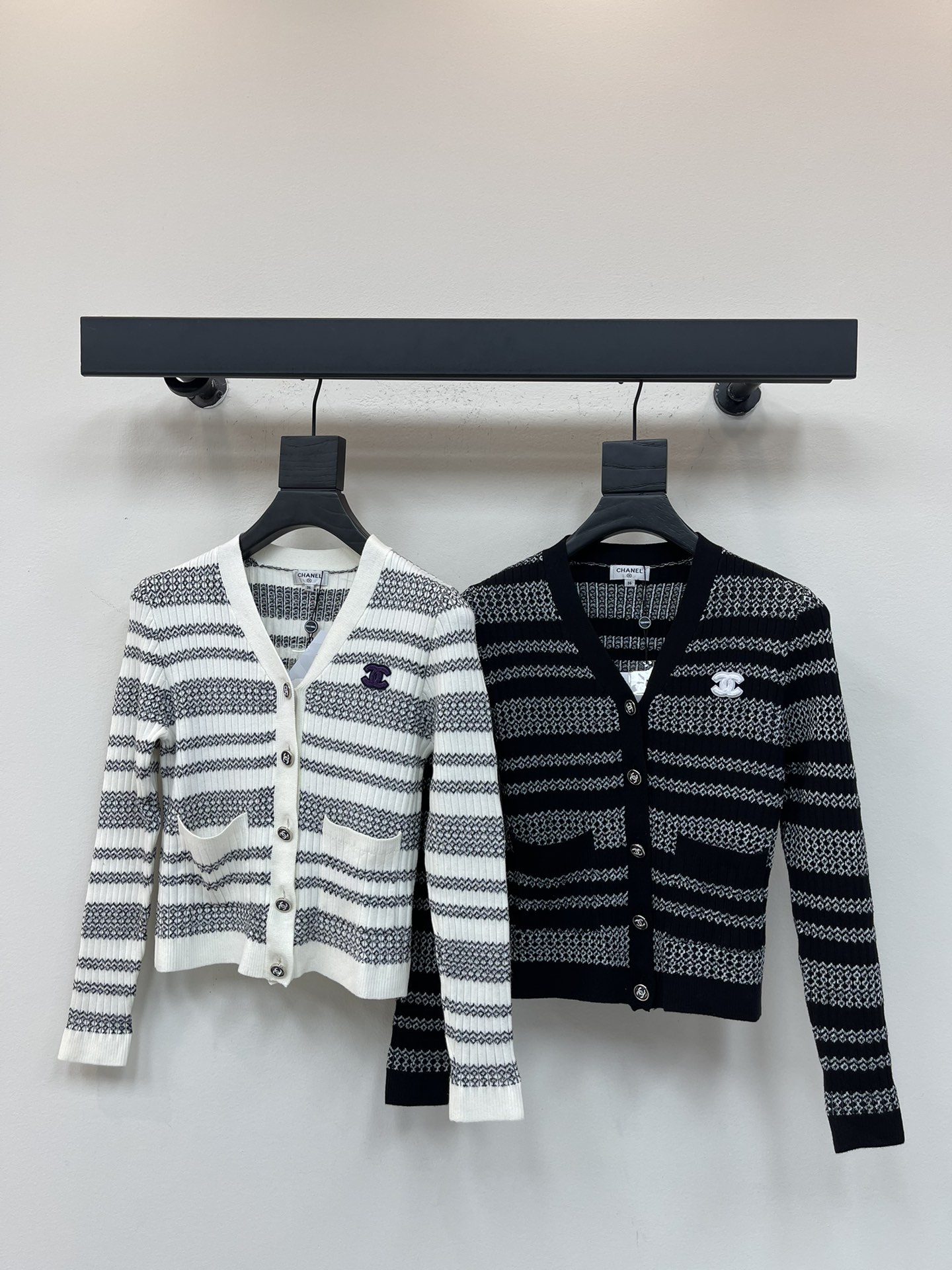 NO:501235,CHANE*25 early autumn new V-neck knitted striped cardigan!  Customized wool knitted material, soft and delicate, comfortable texture, V-neck long-sleeved cardigan cut, windproof and cold protection, double C logo decoration on chest, showing brand tone, contrasting stripes throughout the body, rich visual effects, increase artistic sense, vertical pit pattern elastic fabric, fit the body, simple and high-end, fashionable and fashionable!  SML, chanel,alexander wang19860909CHANE*25早秋新款V领针织条纹开衫！定制羊毛针织材质 柔软细腻 质感舒适 V领长袖开衫剪裁 防风御寒 胸前双C徽标装饰 展现品牌调性 通体条纹撞色设计 丰富视觉效果 增加艺术感 竖坑纹弹力面料 贴合身形 上身尽显简单高级 时髦洋气！SML,,chanel,alexander wang,Women's clothing