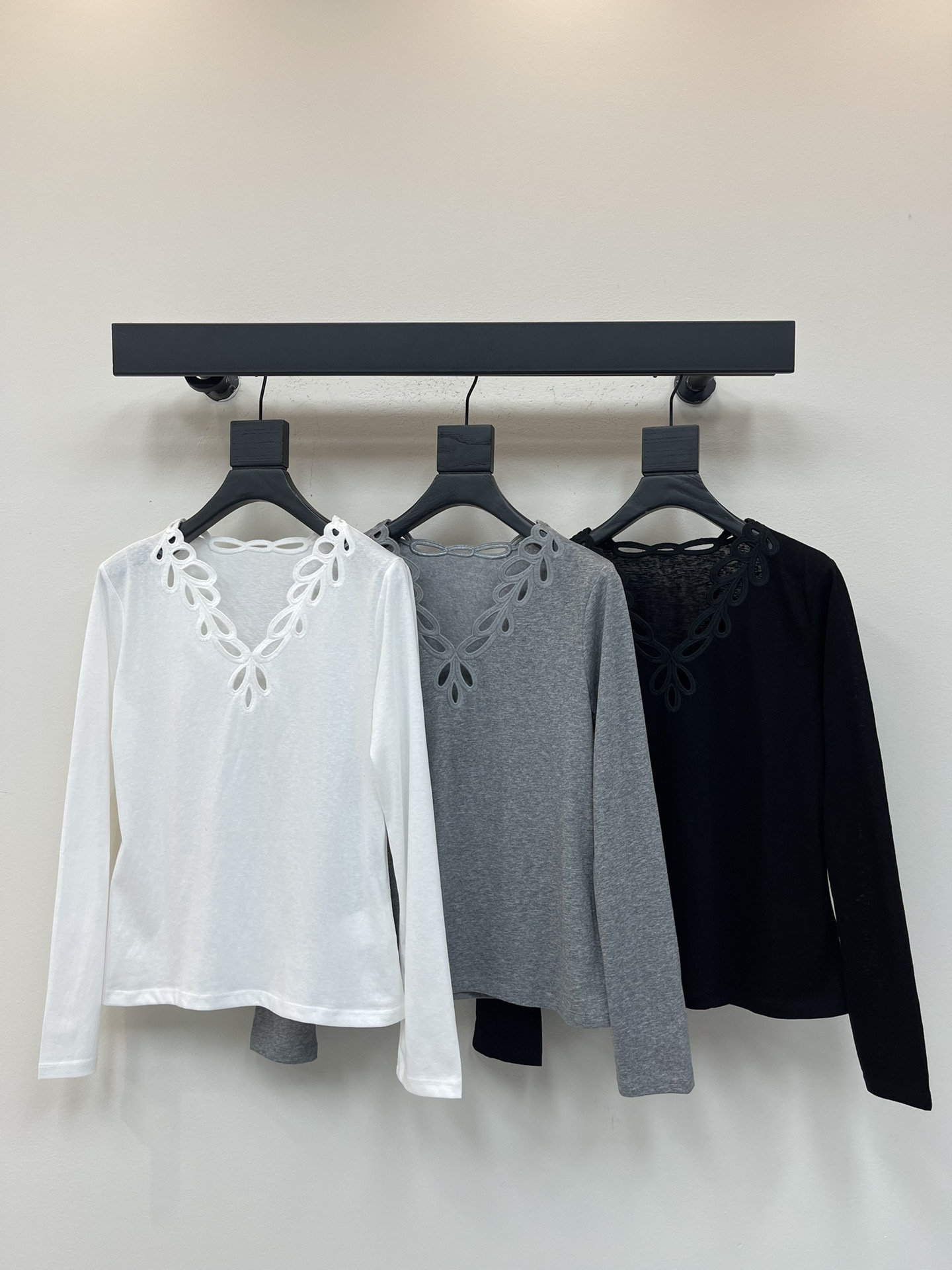 NO:503859,Valentin*25 early autumn new hollow embroidered long-sleeved base top, age-reducing V-neck slim fit style, versatile and versatile, the upper body looks super slim, the inner wear is super beautiful, pure cotton texture is super comfortable, the upper body looks huge, simple, elegant and high-end, a must-have artifact for white and rich beauty, SML, valentino, alexander wang19860909Valentin*25早秋新款镂空刺绣长袖打底上衣 减龄V领修身版型万能百搭 上身超显瘦 单穿做内搭搭配都超级好看 纯棉质感超舒适 上身巨显瘦 简约优雅又高级 白富美必备神器 SML,,valentino,alexander wang,Women's clothing