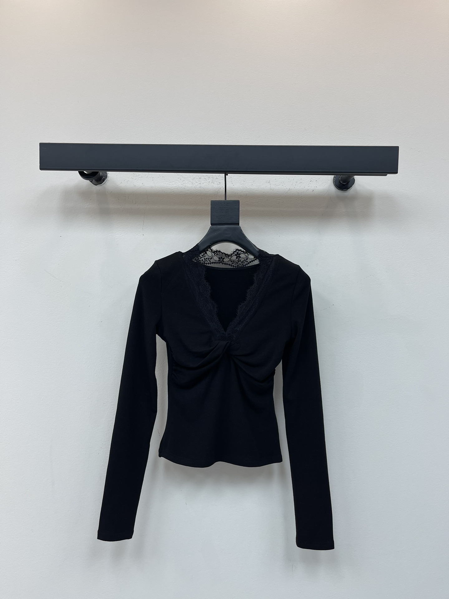 NO:502413,Original design *25 autumn and winter new lace long-sleeved base shirt, which is faintly visible and delicate, screaming, an elegant and retro temperament, very gentle, full of femininity, simple and easy to wear, commuting and daily life, and is also suitable for vacation. Highly recommended for your own style SML,,alexander wang19860909原创设计*25秋冬新品蕾丝长袖打底衫 若隐若现感觉精致到尖叫 一整个优雅和复古的气质感 非常温柔 女人味十足 纯色简洁好穿 通勤日常皆可 度假也很适合 强烈推荐自留款 SML,,alexander wang,Women's clothing