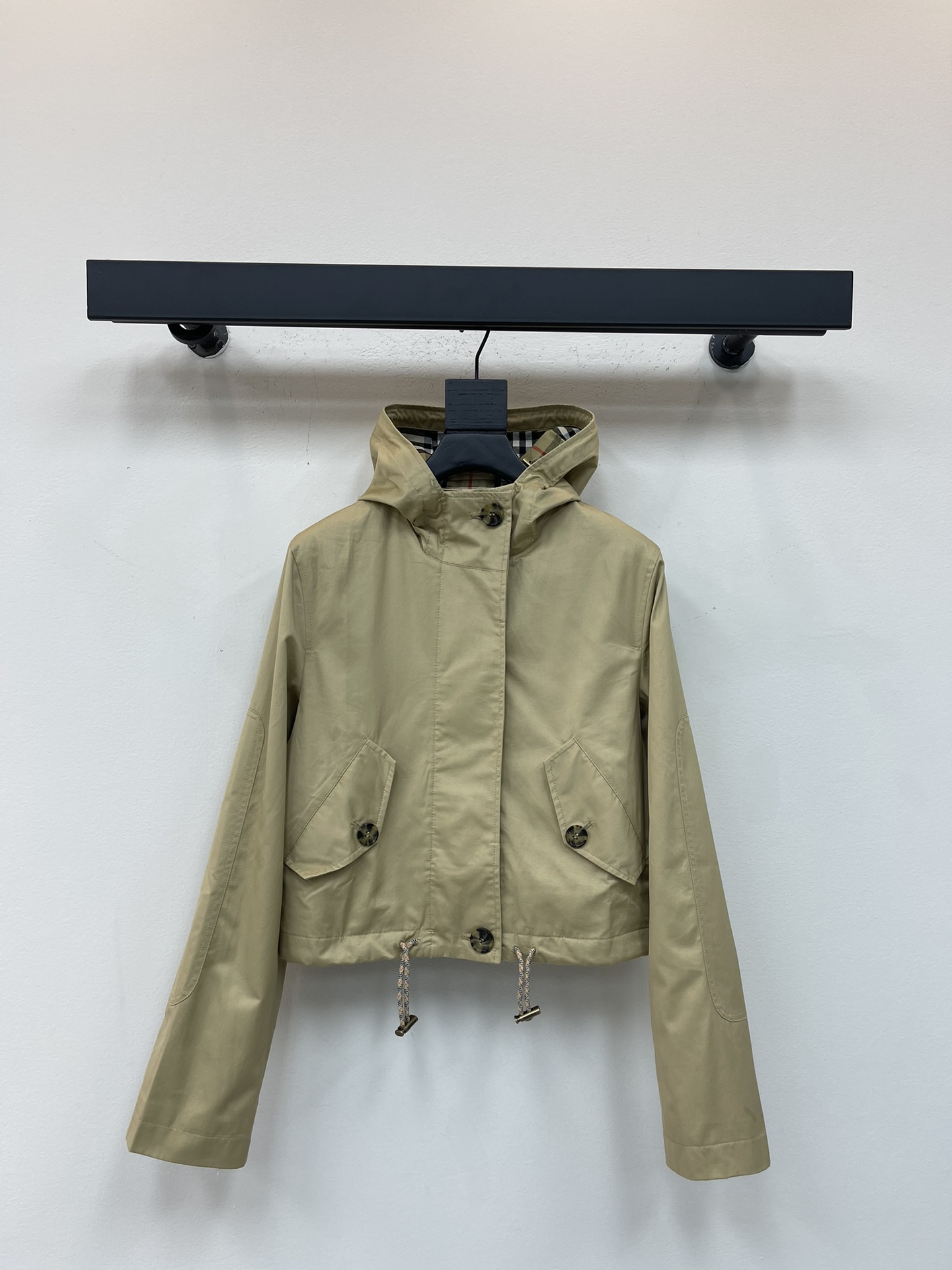 NO:500594,Burberr*25 early autumn new hooded drawstring windbreaker jacket custom YB imported trench coat material, crisp and stylish, high-quality texture, windbreaker jacket jacket hooded drawstring shoulder design, create a straight figure and casual style, reveal brown checked elements, war horse logo highlights brand positioning, inadvertently show luxury, symmetrical flip pockets on both sides lit up the shape, create an elegant outline, fashion and practical must-have items, daily short jacket windbreaker layering, temperament and charming British elegance SML,,burberry, jackets & coats,jackets & coats,hats,alexander wang19860909Burberr*25早秋新款连帽抽绳风衣外套 定制YB进口风衣材质 挺括有型 质感高级 风衣夹克外套 连帽抽绳正肩设计 打造挺拔身姿和休闲风格 露出棕色系格纹元素 战马徽标 凸显品牌定位 不经意彰显奢华感 两侧对称翻盖口袋点亮造型 打造优雅的轮廓 时尚与实用兼备的必备单品 日常短款夹克风衣叠穿 气质魅力英伦优雅 SML,,burberry,jackets & coats,jackets & coats,hats,alexander wang,Women's clothing