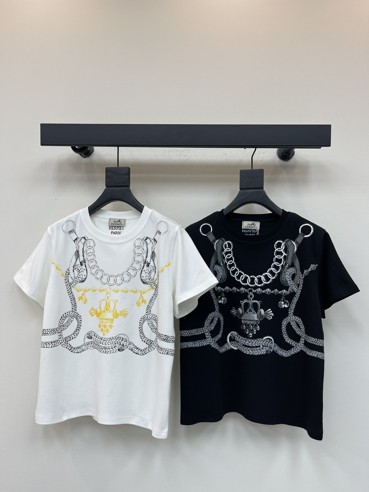 NO:500598,Hermes 25 early autumn new round neck buckle printed short-sleeved T-shirt custom YB mercerated cotton material breathable and comfortable, full texture. Regular short-sleeved T-shirt cut highlights the brand style. Made of gram-weight pure cotton, slightly elastic, and slim visual effect. The whole body is decorated with metal chain buckle and knot printed pattern. The center pendant highlights the highlights. The irregular distribution of the dislocation makes it more unique and fashionable. The brand's simple and fashionable feeling is instantly revealed. The inner wear is brilliant and fashionable. SML,, hermes, hermes, T-shirt,tees, t-shirt,alexander wang19860909Herme*爱马仕25早秋新款圆领链扣印花短袖T恤 定制YB丝光全棉材质 透气舒适 质感十足 常规短袖T恤裁剪 凸显品牌格调 采用克重纯棉制成 略带有弹力 呈现显瘦视觉效果 通体装点金属链扣绳结印花图案 居中吊坠突出亮点 错位不规则分布更显个性时髦 品牌自带的简约时尚感立现 单穿内搭都出彩时髦 SML,,hermes,hermes,T-shirt,tees，t-shirt,alexander wang,Women's clothing