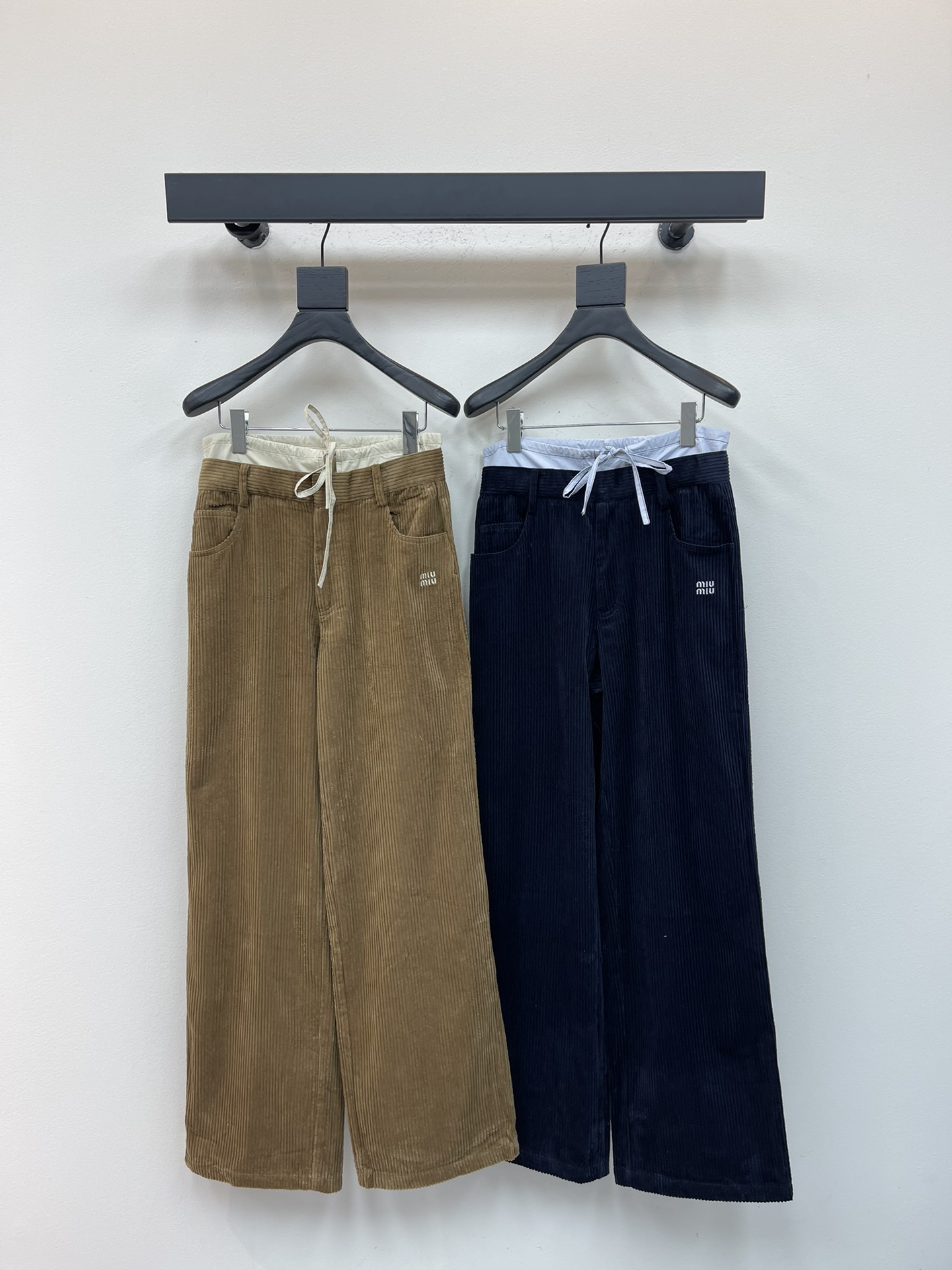 NO:500591,Miumi*25 early autumn new drawstring spliced ​​wide-leg trousers Customized YB imported corduroy material The fabric is soft and comfortable, smooth and stylish High-waist wide-leg trousers style The letter logo uses contrasting color effect to decorate the waist and hip pockets. The color collision of cotton trousers fabric creates a unique design effect. The brand style is instantly improved. Straight trousers are designed to accommodate and modify the leg shape while wearing a full high street fashionable style. A pair of versatile trousers in all seasons. Vacation dates. SML,,miumiu,alexander wang19860909Miumi*25早秋新款抽绳拼接阔腿长裤 定制YB进口灯芯绒材质 面料柔挺舒适 垂顺有型 高腰阔腿长裤版型 字母徽标利用撞色效果装点腰胯口袋 配合棉质裤头面料颜色双重碰撞 打造出独特设计效果 品牌格调瞬间提升 直筒裤腿设计 包容修饰腿型的同时 穿出满满的高街时髦风格 一条四季百搭长裤 度假约会日常 SML,,miumiu,alexander wang,Women's clothing