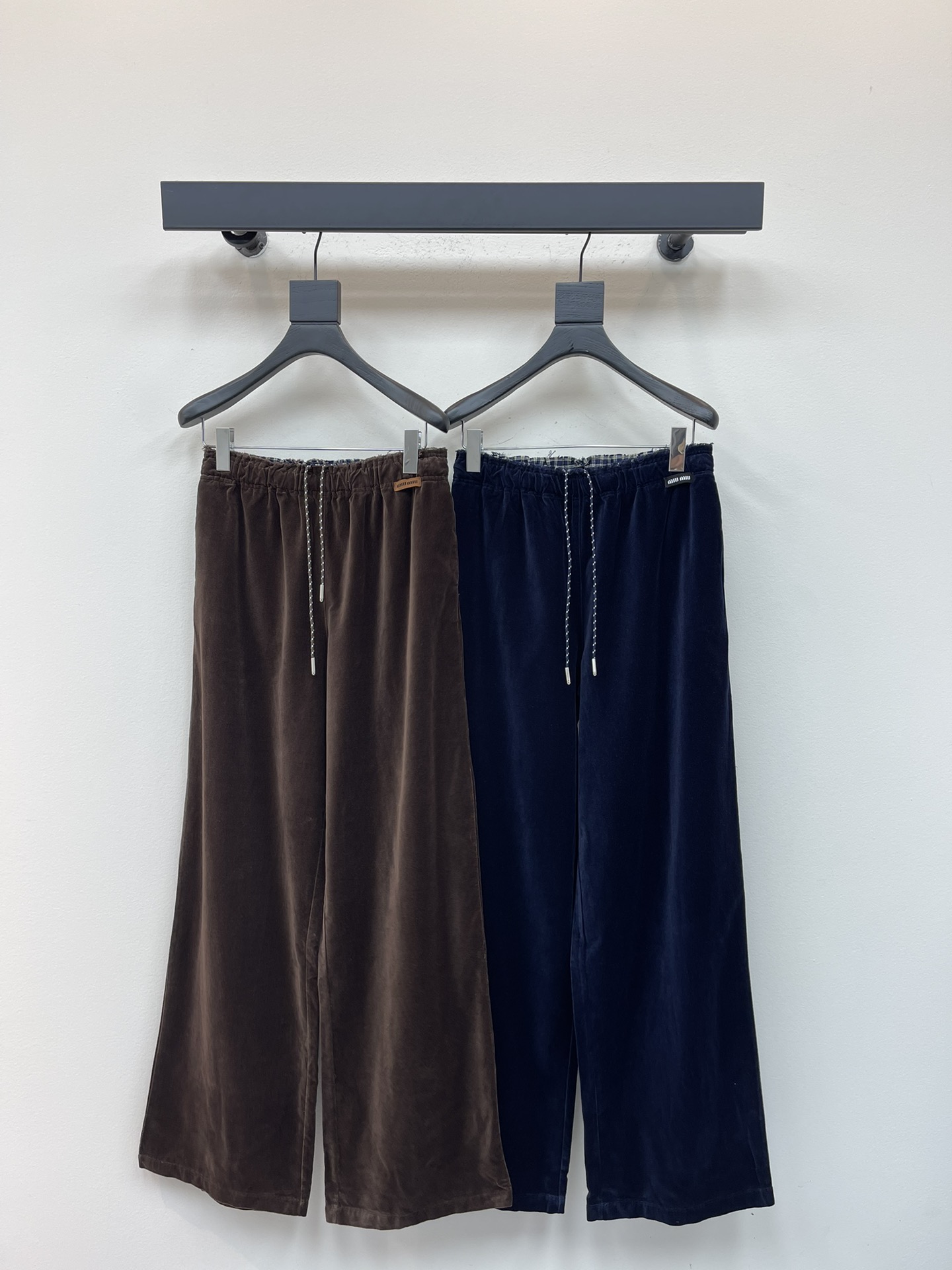 NO:500587,Miumi*25 early autumn new style of rope drawstring wide-leg trousers customized with YB imported velvet cotton material. The fabric is soft and comfortable. The gloss is high-end drawstring wide-leg trousers style. Use checked lined fabric to decorate the inside of the waist to create a splicing effect. The style is playful and fashionable. Combined with the iconic letter logo at the waist, the brand style is instantly improved. It can easily reduce age. The rope drawstring is matched with straight trousers. The design of the legs is inclusive and modified. Wear a full high-street fashionable style. A pair of versatile trousers in all seasons. Vacation dates. SML,,miumiu,alexander wang19860909Miumi*25早秋新款绞花抽绳阔腿长裤 定制YB进口丝绒棉材质 面料柔软舒适 光泽度上乘 高腰抽绳阔腿长裤版型 利用格纹衬布装饰在腰身内部 打造出拼接效果 风格俏皮时尚 配合腰间标志性字母徽标 品牌格调瞬间提升 轻松减龄 绞花抽绳搭配直筒裤腿设计 包容修饰腿型的同时 穿出满满的高街时髦风格 一条四季百搭长裤 度假约会日常 SML,,miumiu,alexander wang,Women's clothing