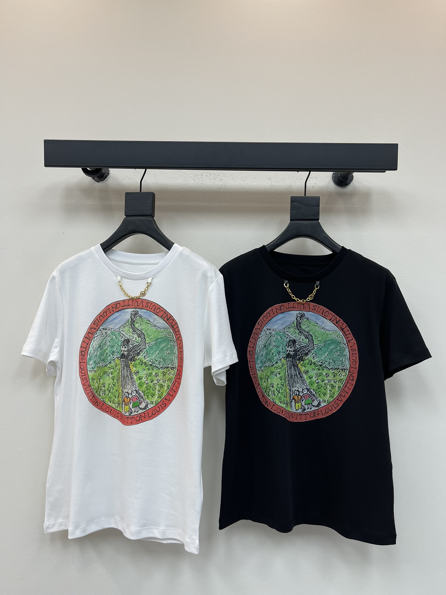 NO:500583,Louis Vuitto*25 new Great Wall letter printed chain short-sleeved T-shirt imported mercerized cotton fabric high-density fashionable and sporty style every day outfit playful and age-reducing design elements Size SML, louis vuitton, T-shirt,tees, t-shirt,alexander wang19860909Louis Vuitto*25新款长城字母印花链条短袖T恤 进口丝光棉面料 高密度时髦运动风 每个日常的穿搭 俏皮减龄充满元气的设计元素 尺码SML,,louis vuitton,T-shirt,tees，t-shirt,alexander wang,Women's clothing