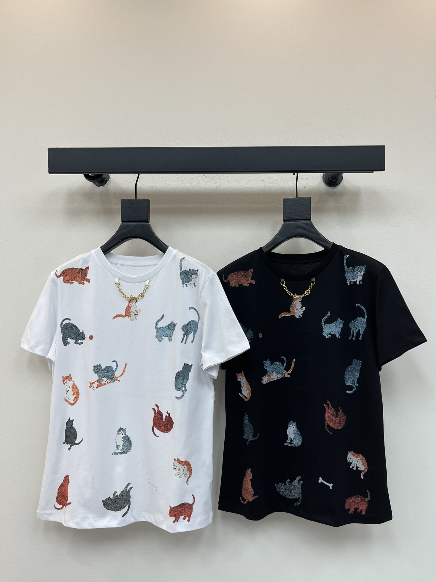 NO:500585,Louis Vuitto*25 new cat printed chain short-sleeved T-shirt imported mercerized cotton fabric high-density fashionable and sporty style every day outfit playful and age-reducing design elements Size SML, louis vuitton, T-shirt,tees, t-shirt,alexander wang19860909Louis Vuitto*25新款猫咪印花链条短袖T恤 进口丝光棉面料 高密度时髦运动风 每个日常的穿搭 俏皮减龄充满元气的设计元素 尺码SML,,louis vuitton,T-shirt,tees，t-shirt,alexander wang,Women's clothing