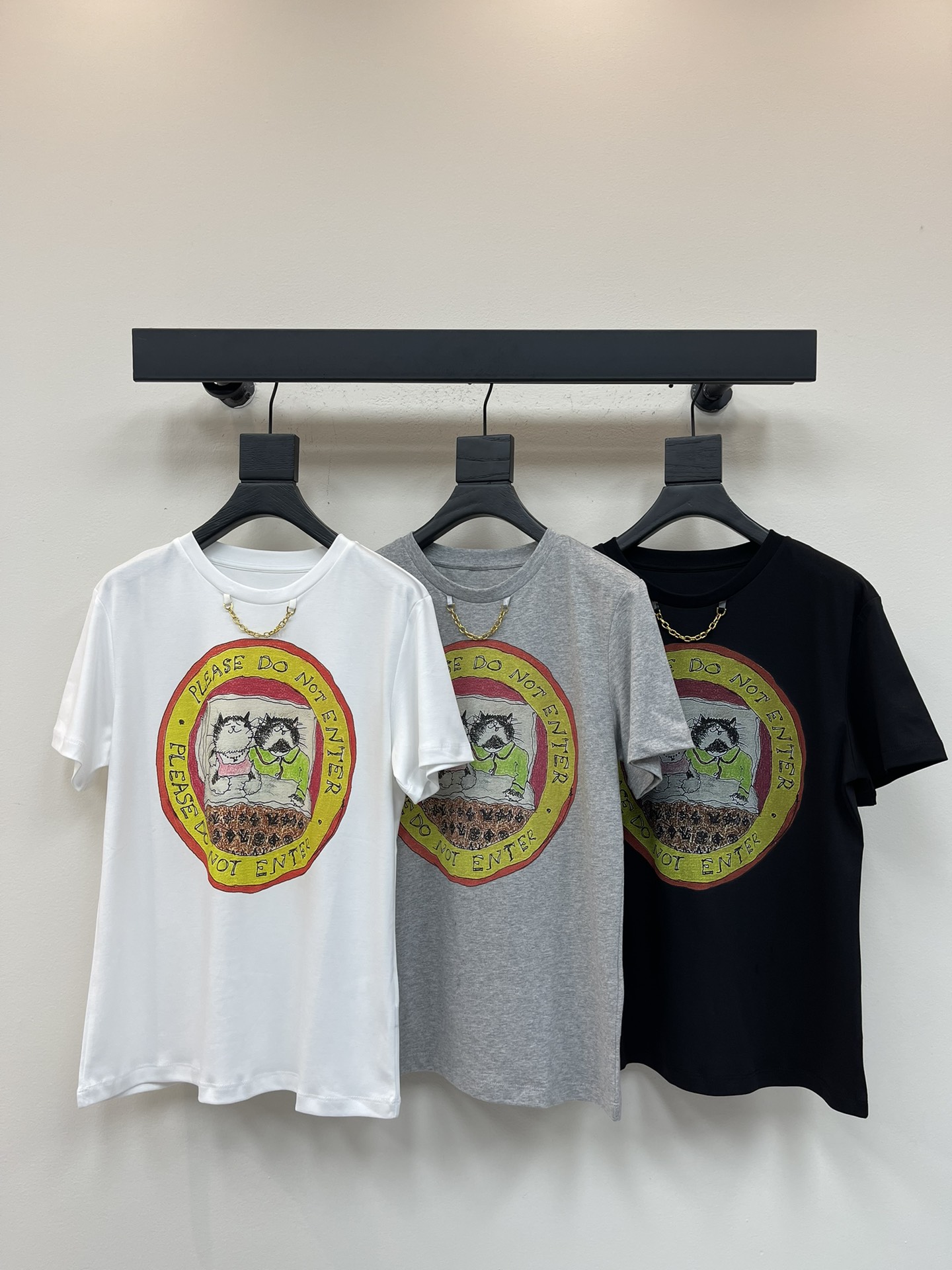 NO:500578,Louis Vuitto*25 new cat letter printed chain short-sleeved T-shirt imported mercerized cotton fabric high-density fashionable and sporty style every day outfit playful and age-reducing design elements Size SML, louis vuitton, T-shirt,tees, t-shirt,alexander wang19860909Louis Vuitto*25新款猫咪字母印花链条短袖T恤 进口丝光棉面料 高密度时髦运动风 每个日常的穿搭 俏皮减龄充满元气的设计元素 尺码SML,,louis vuitton,T-shirt,tees，t-shirt,alexander wang,Women's clothing