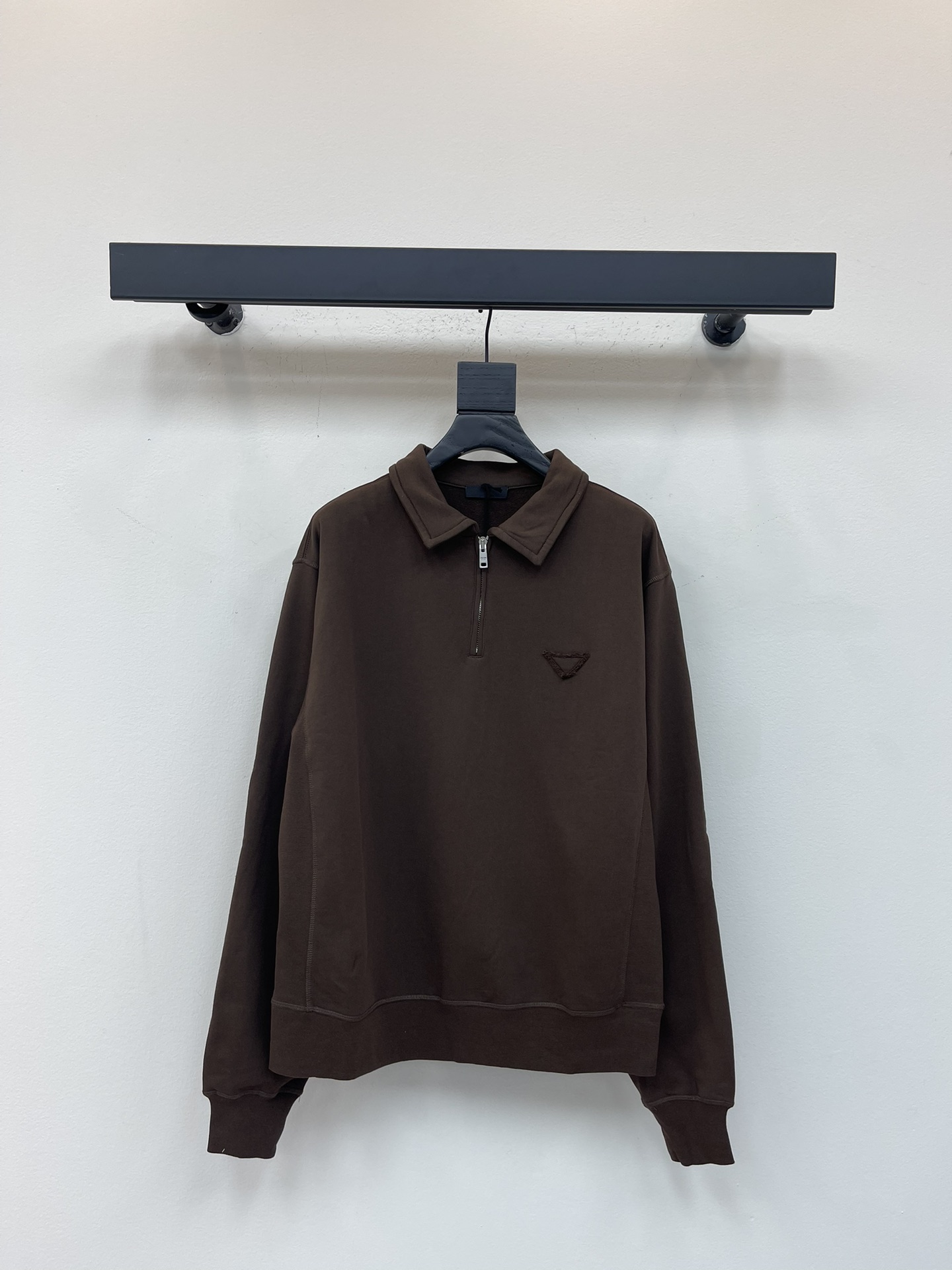 NO:500619,Prad*25 early autumn new lapel semi-zipper sweatshirt custom YB native cotton material high-quality texture, not easy to deform and pill after washing, stylish outfit, exquisite lapel sweatshirt style, semi-open zipper design, fine fabric, breathable and windproof, loose shoulders, more neutral and relaxed style, solid color versatile style, chest embroidered triangle logo elements, highlight brand style, elastic thread edged details, make the retro college style strong, age-reducing style, easy to control during daily travel or party SML,,prada,hoodie,sweatshirts,alexander wang19860909Prad*25早秋新款翻领半拉链卫衣 定制YB原生全棉材质 质感高级 久洗不易变形起球 穿搭有型 精致翻领卫衣版型 半开襟拉链设计 通体细密面料 透气挡风 落肩宽松更凸显中性松弛风格 纯色百搭风格 胸前刺绣三角徽标元素 凸显品牌格调 弹力螺纹包边细节满分 让复古学院风格强烈 减龄洋气 日常出行或聚会轻松驾驭 SML,,prada,hoodie,sweatshirts,alexander wang,Women's clothing