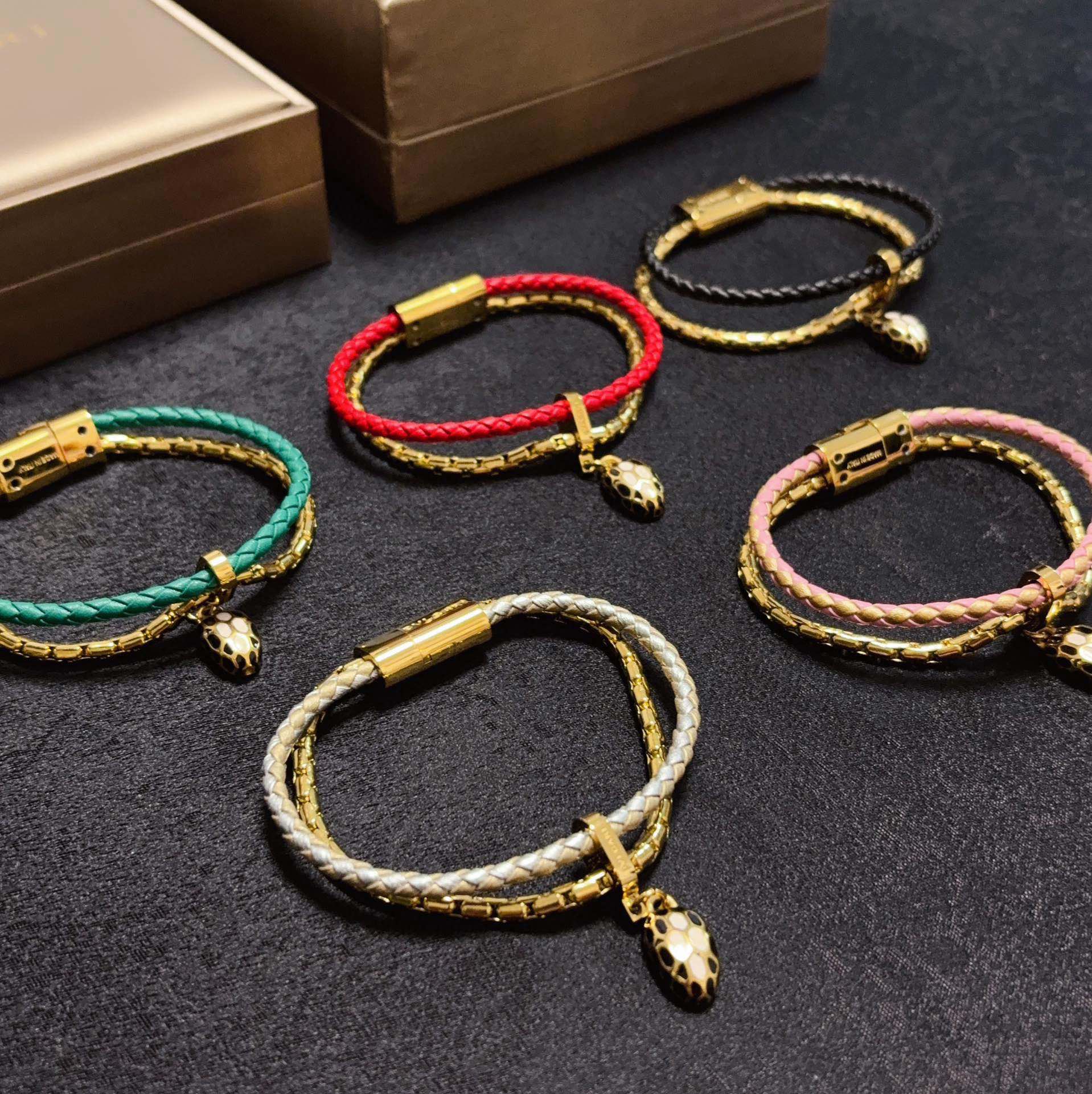 NO:382900,Bulgari BVLGARI high-quality neutral style snake leather chain combined with double-layer bracelet, magnetic snap-on design!  A very versatile 14K stainless steel color-retaining material is thick and gold-plated. Perfect diamond-setting and carefully polished, perfectly fitting with the metal edges!  Full of temptation and charming sensibility, the dazzling luxury of diamonds presents an unparalleled beauty and power, giving you a new look, interpreting the inherent multi-faceted qualities, spreading and bending, showing its elegant and extremely tempting beauty!  One size 18cm, jewelry quality, bottega veneta, bvlgari, bvlgari, bracelet, snakeskin19860909宝格丽BVLGARI高品质中性款灵蛇皮革链条结合双层手镯,磁吸卡扣设计！非常百搭的一款14K精钢保色材质厚镀厚金.完美镶钻精心打磨,与金属边完美契合！充满诱惑和迷人的感性,钻石的璀璨奢华,呈现出中无与伦比的美感与力量,给你一个全新的面貌,诠释固有的多面特质,蔓延弯曲,尽显其高雅而极具诱惑的美丽！均码18cm,饰品精品,bottega veneta,bvlgari,bvlgari,bracelet,snakeskin,Jewelry