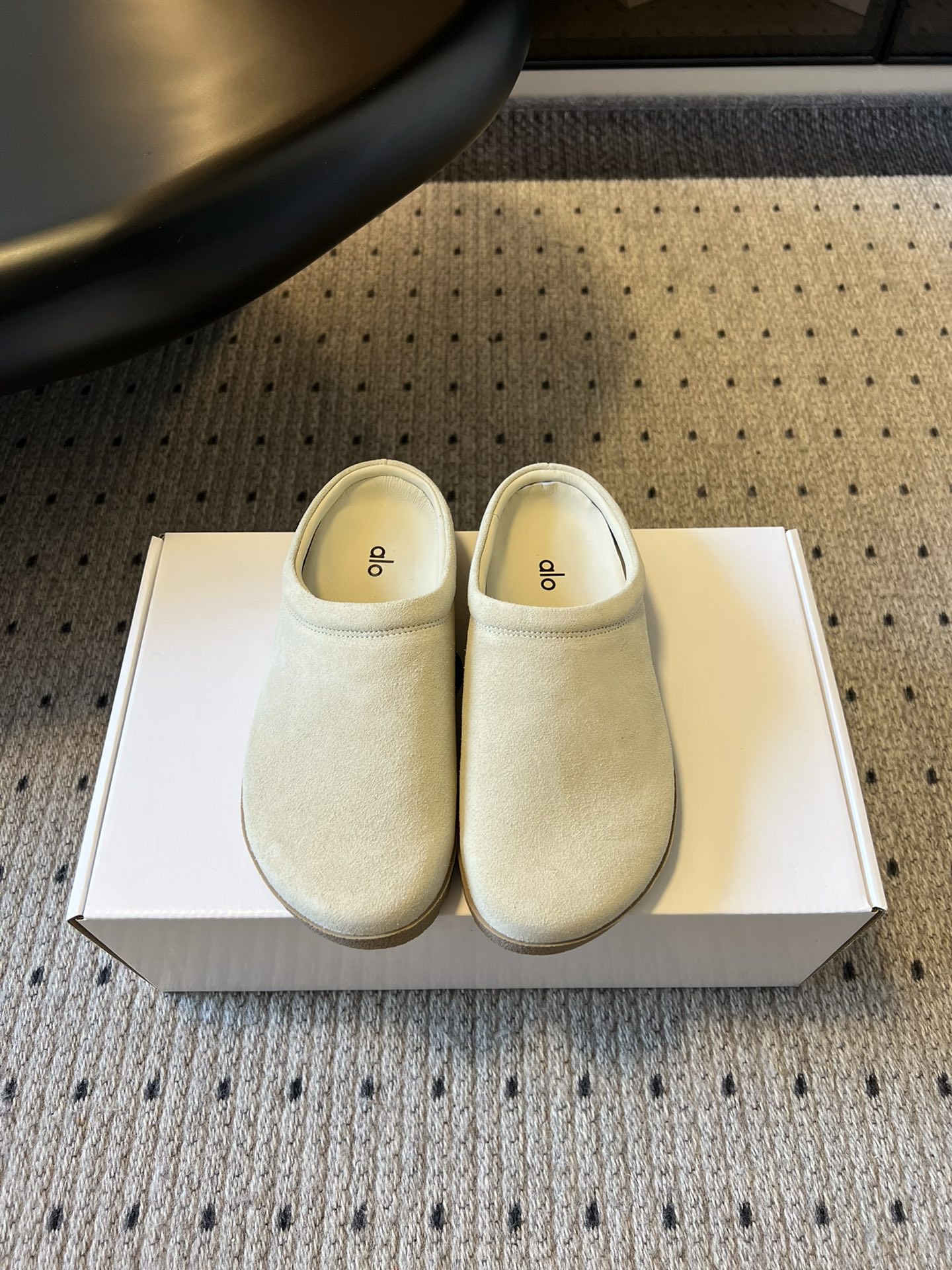 alo25ss 新品休闲单鞋简约即王道 散发随性慵懒感 一脚蹬设计 轻松又自在 时髦精出街 宅家都可 拿
