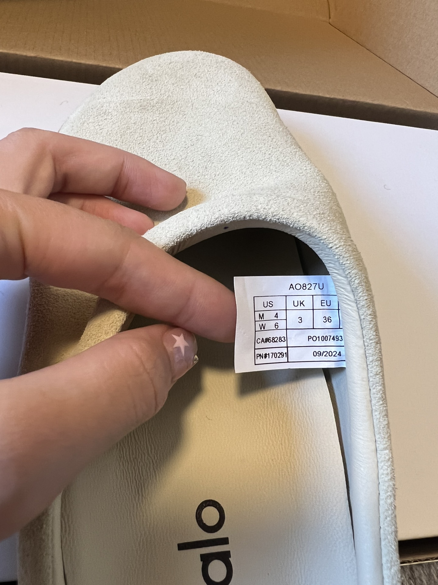 alo25ss 新品休闲单鞋简约即王道 散发随性慵懒感 一脚蹬设计 轻松又自在 时髦精出街 宅家都可 拿