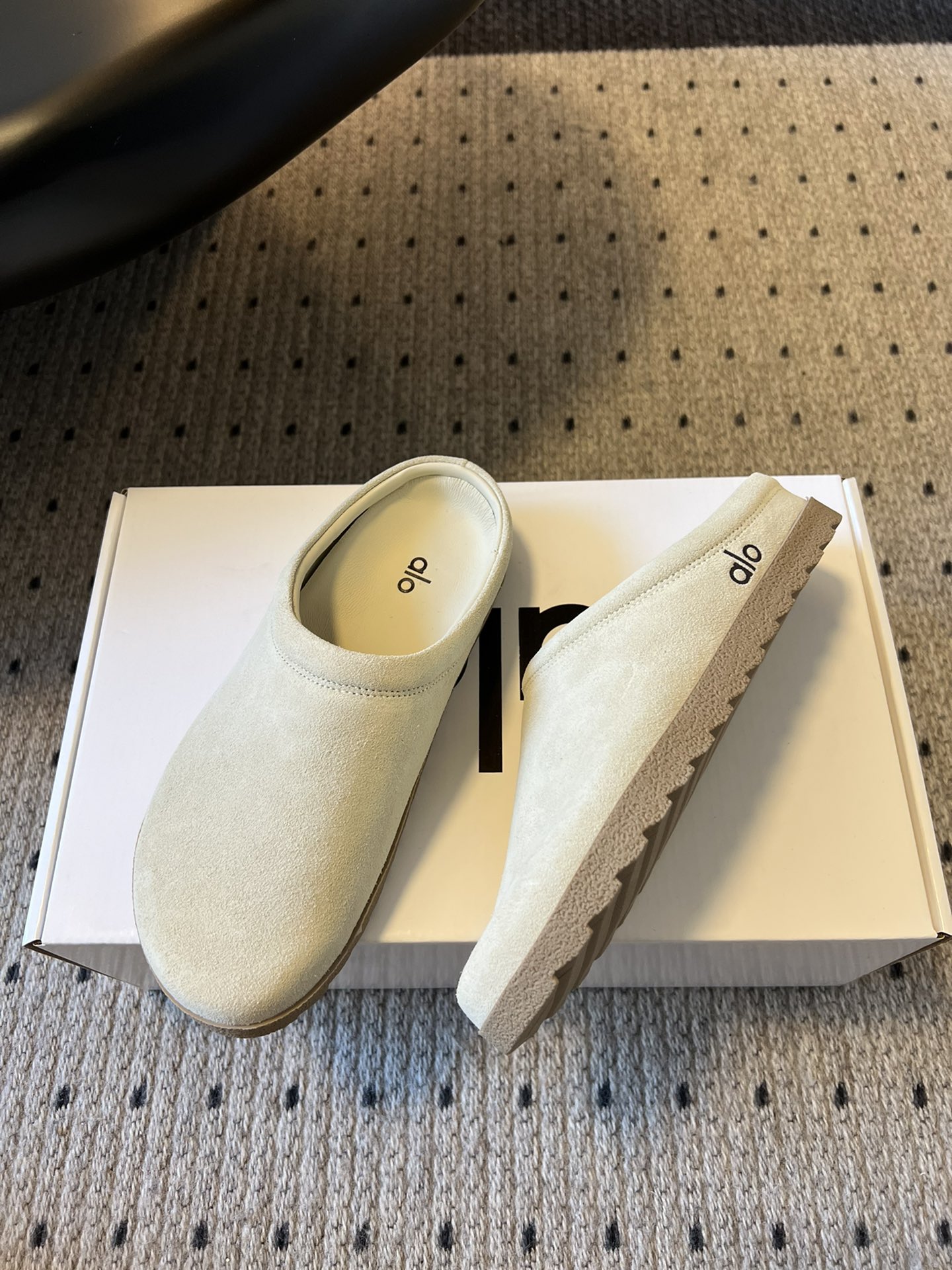 alo25ss 新品休闲单鞋简约即王道 散发随性慵懒感 一脚蹬设计 轻松又自在 时髦精出街 宅家都可 拿
