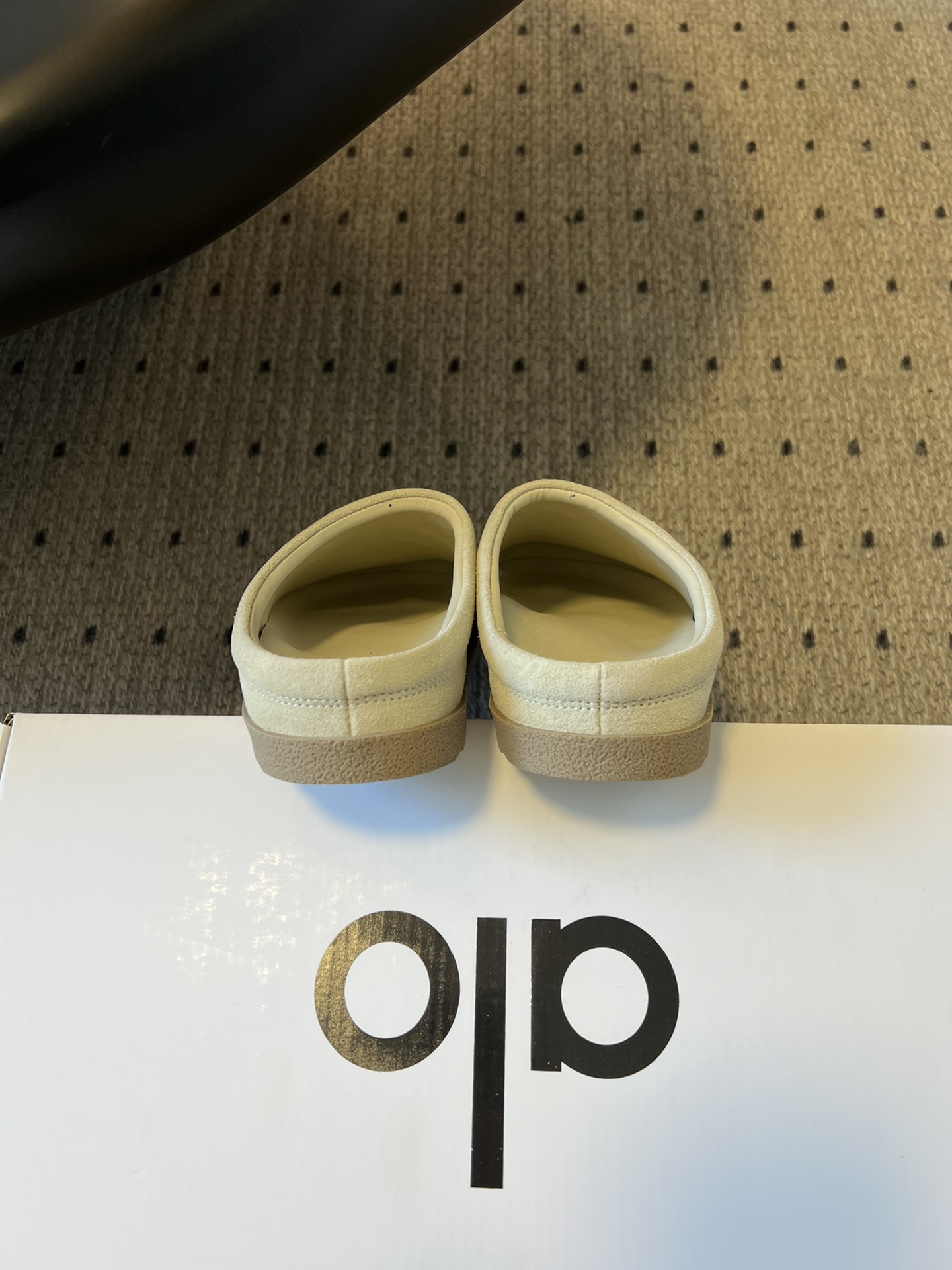 alo25ss 新品休闲单鞋简约即王道 散发随性慵懒感 一脚蹬设计 轻松又自在 时髦精出街 宅家都可 拿