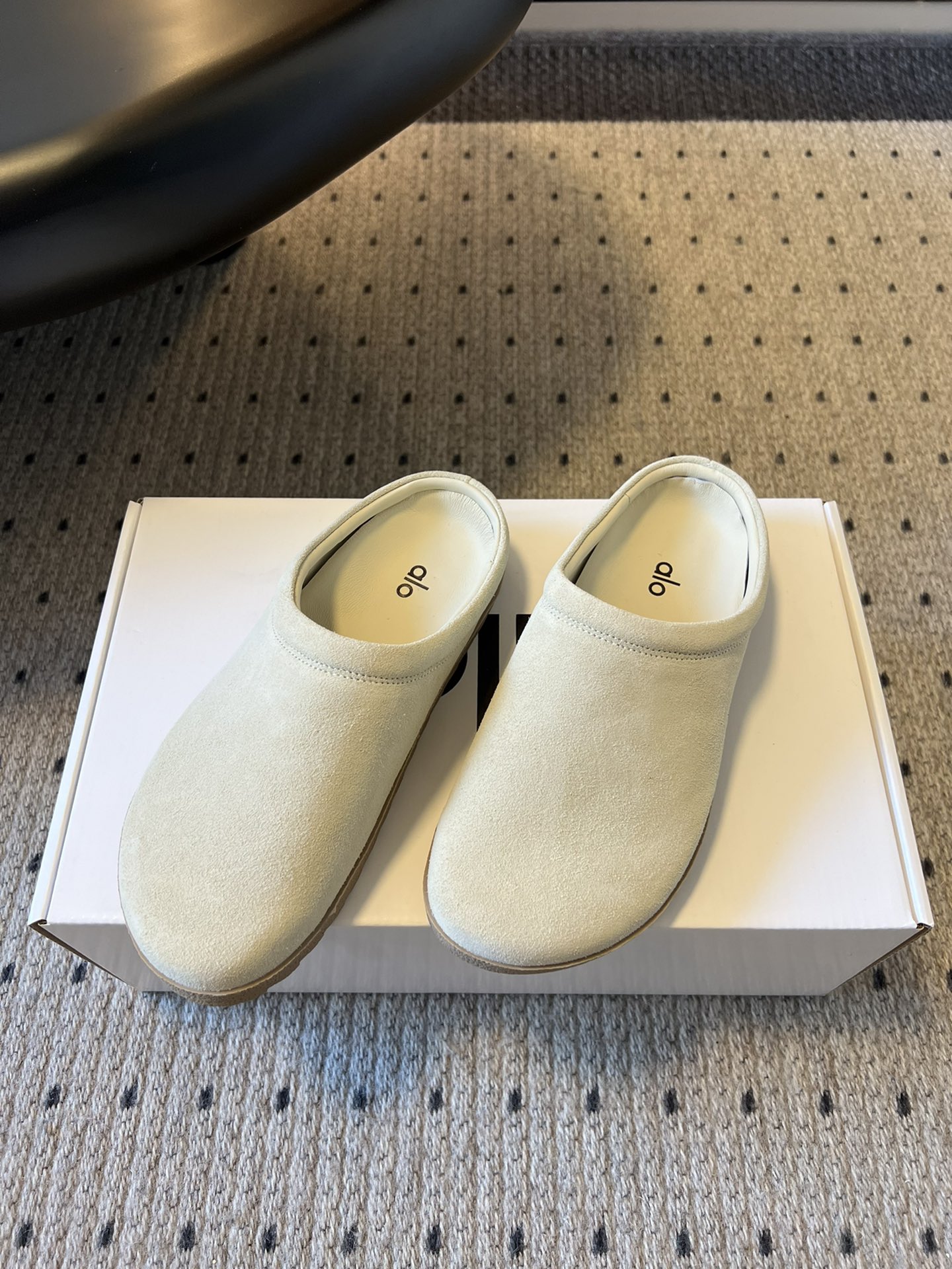 alo25ss 新品休闲单鞋简约即王道 散发随性慵懒感 一脚蹬设计 轻松又自在 时髦精出街 宅家都可 拿