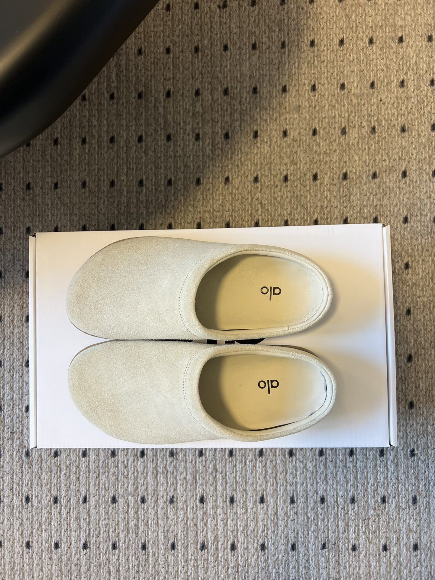 alo25ss 新品休闲单鞋简约即王道 散发随性慵懒感 一脚蹬设计 轻松又自在 时髦精出街 宅家都可 拿