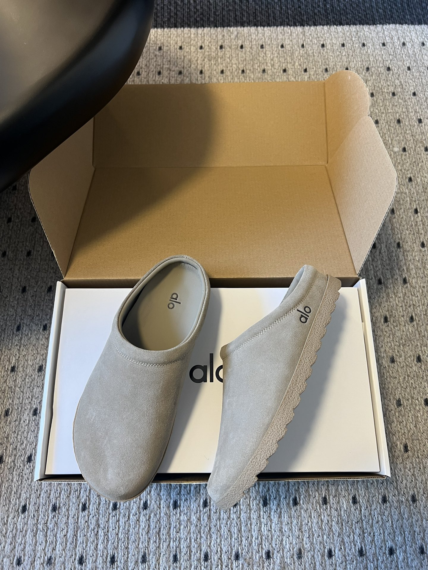 alo25ss 新品休闲单鞋简约即王道 散发随性慵懒感 一脚蹬设计 轻松又自在 时髦精出街 宅家都可 拿