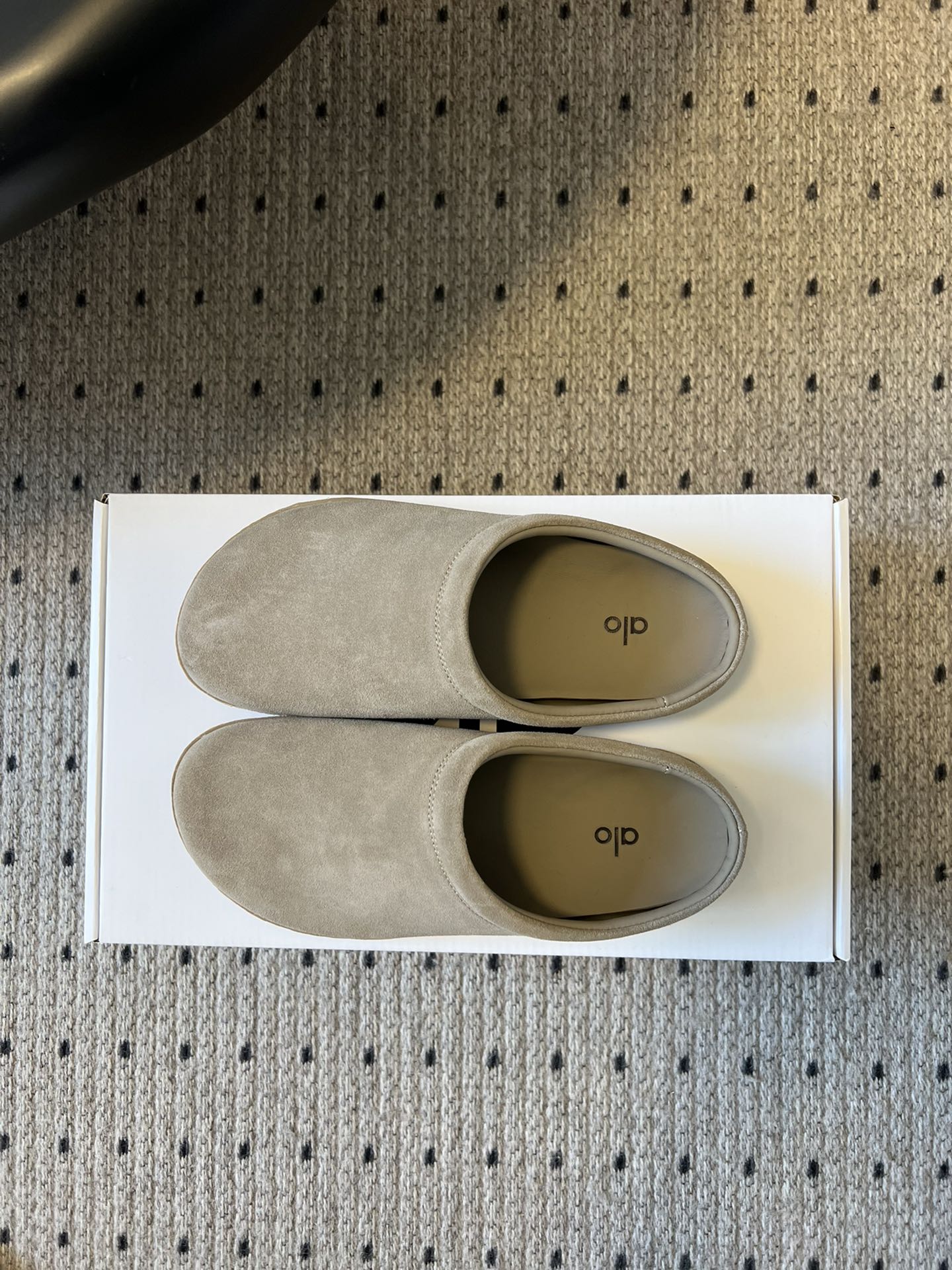 alo25ss 新品休闲单鞋简约即王道 散发随性慵懒感 一脚蹬设计 轻松又自在 时髦精出街 宅家都可 拿