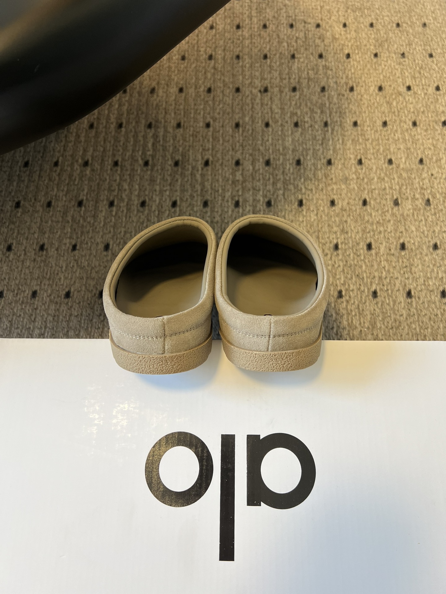 alo25ss 新品休闲单鞋简约即王道 散发随性慵懒感 一脚蹬设计 轻松又自在 时髦精出街 宅家都可 拿