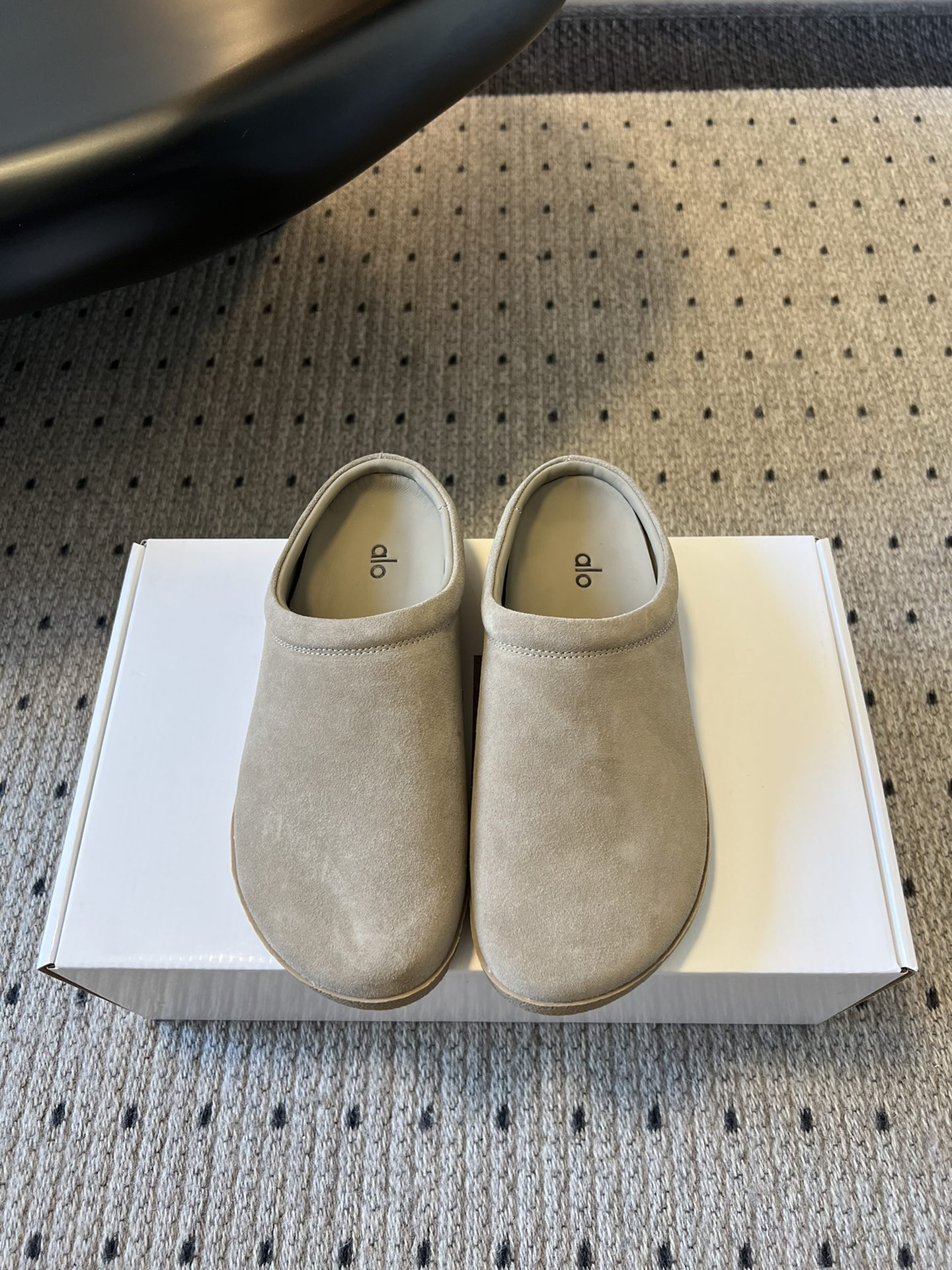 alo25ss 新品休闲单鞋简约即王道 散发随性慵懒感 一脚蹬设计 轻松又自在 时髦精出街 宅家都可 拿
