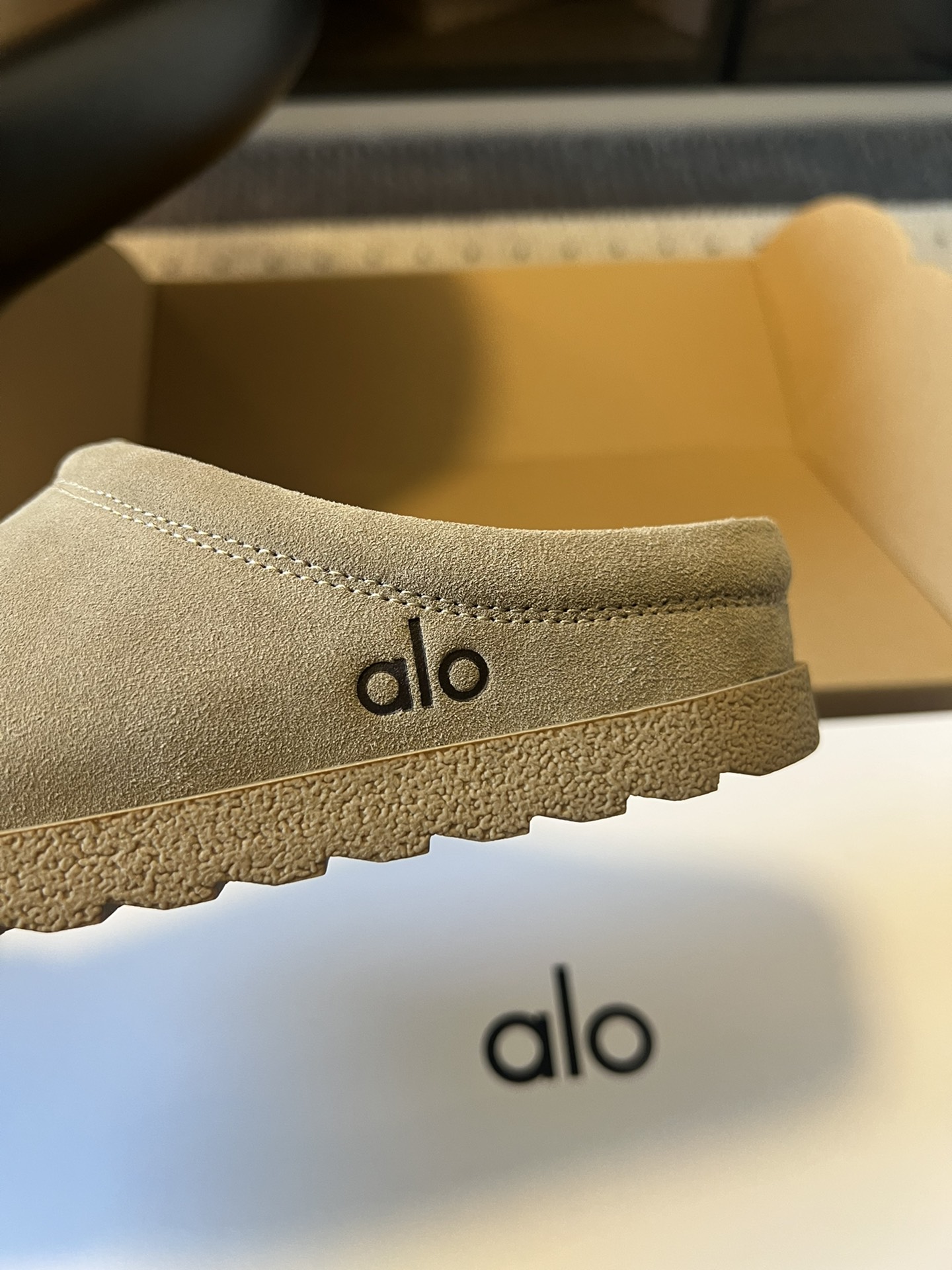 alo25ss 新品休闲单鞋简约即王道 散发随性慵懒感 一脚蹬设计 轻松又自在 时髦精出街 宅家都可 拿