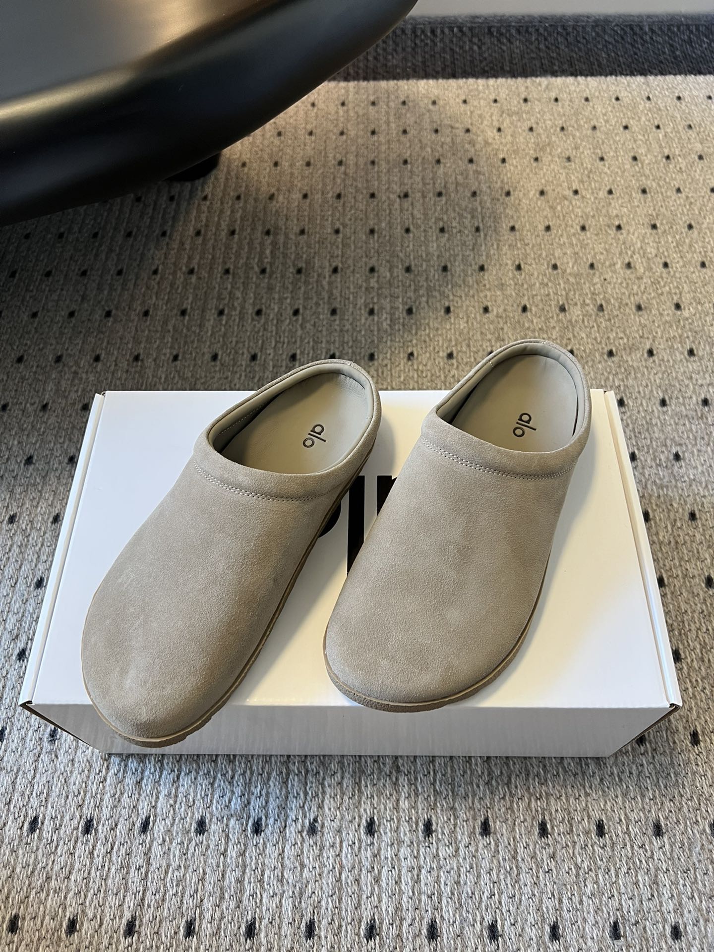 alo25ss 新品休闲单鞋简约即王道 散发随性慵懒感 一脚蹬设计 轻松又自在 时髦精出街 宅家都可 拿