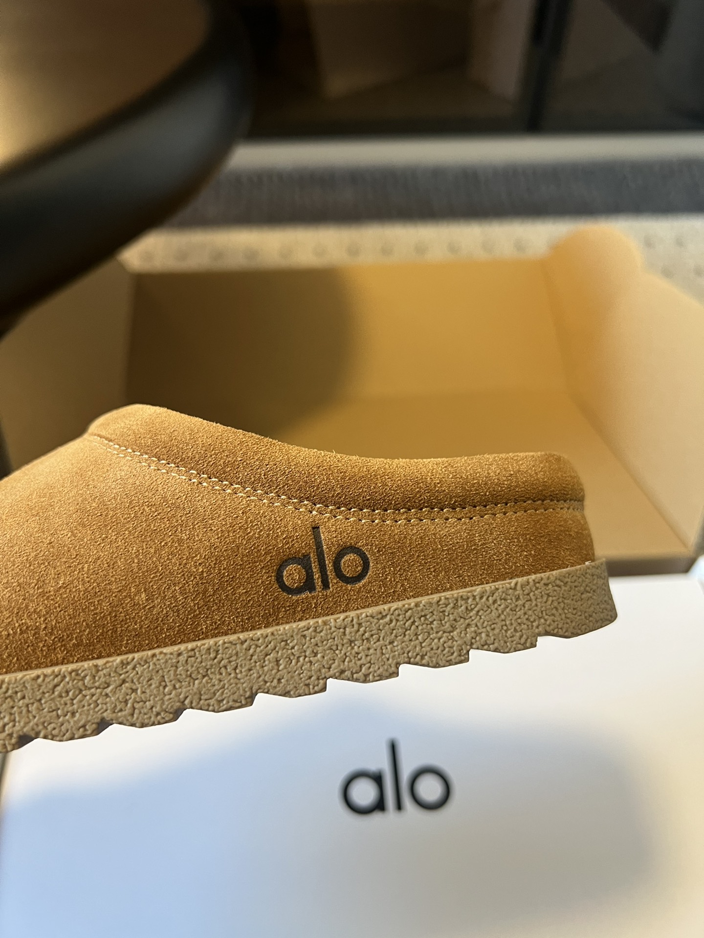 alo25ss 新品休闲单鞋简约即王道 散发随性慵懒感 一脚蹬设计 轻松又自在 时髦精出街 宅家都可 拿