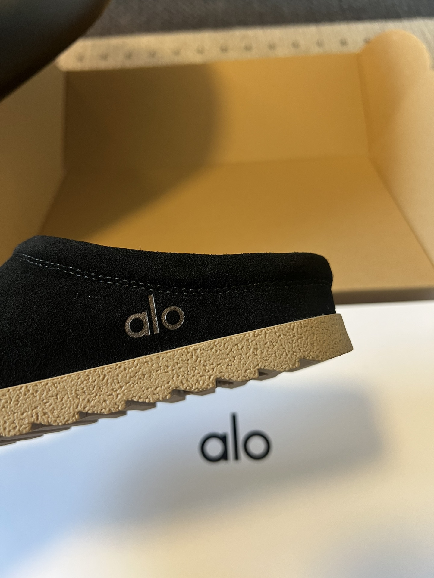 alo25ss 新品休闲单鞋简约即王道 散发随性慵懒感 一脚蹬设计 轻松又自在 时髦精出街 宅家都可 拿