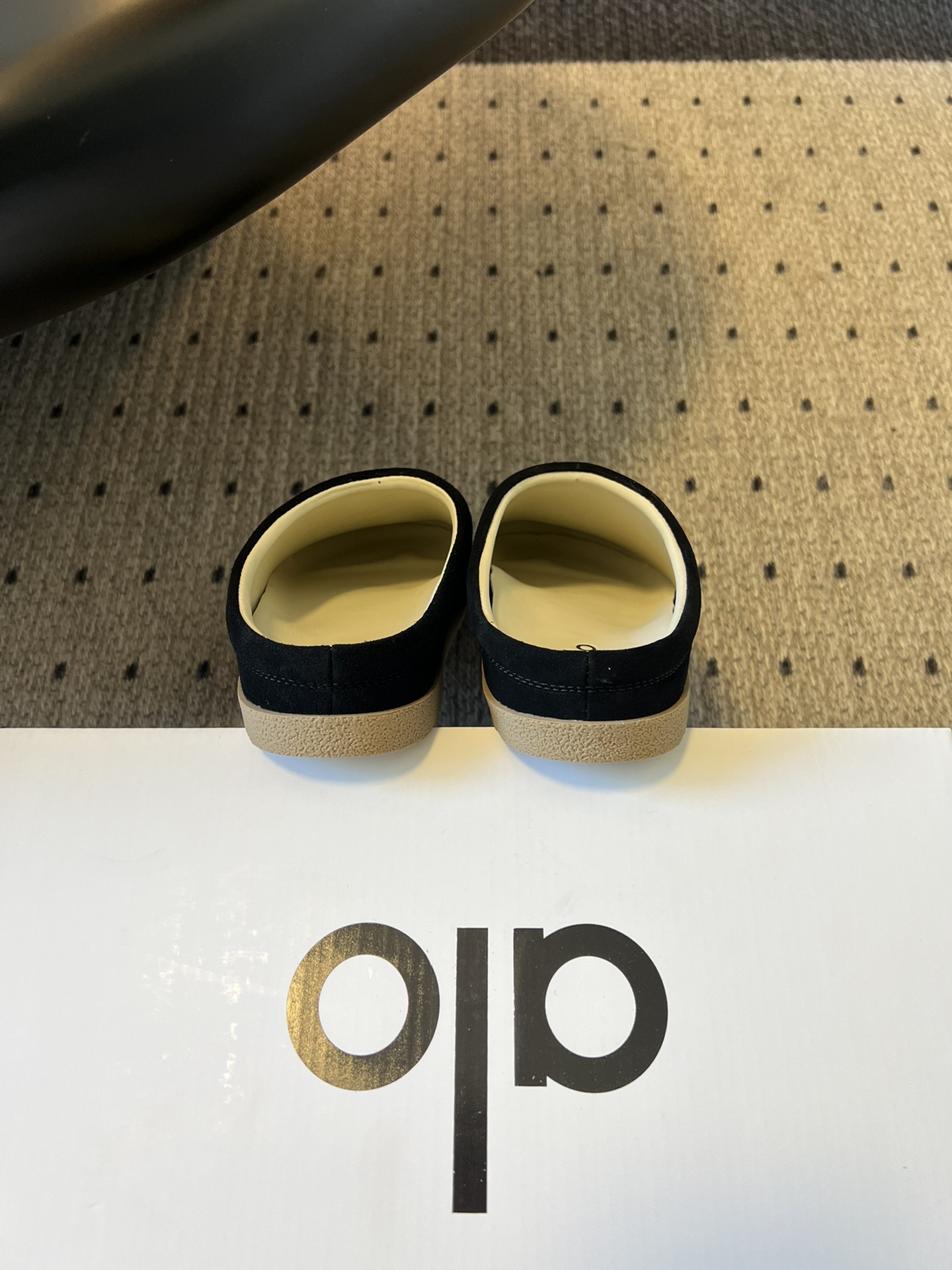 alo25ss 新品休闲单鞋简约即王道 散发随性慵懒感 一脚蹬设计 轻松又自在 时髦精出街 宅家都可 拿