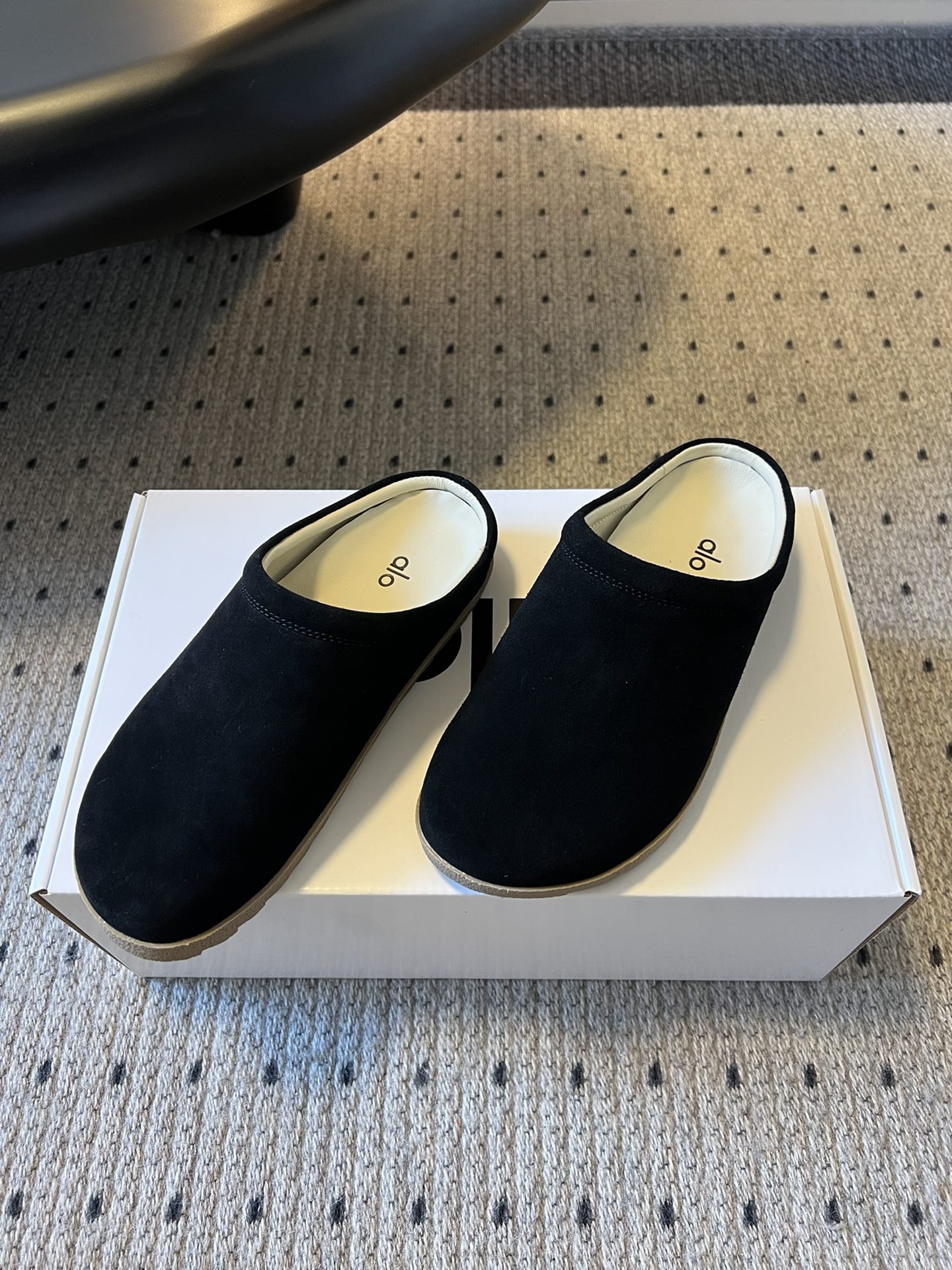 alo25ss 新品休闲单鞋简约即王道 散发随性慵懒感 一脚蹬设计 轻松又自在 时髦精出街 宅家都可 拿